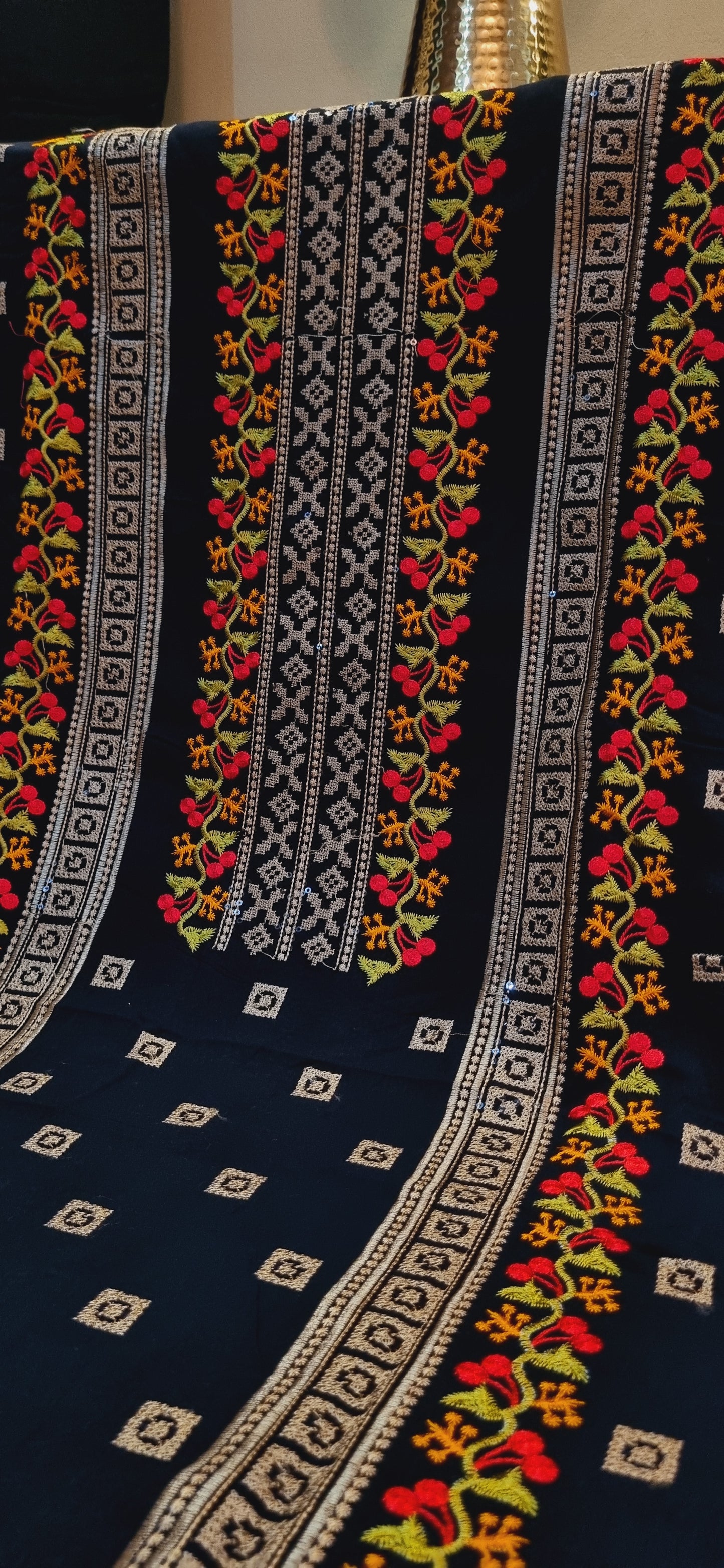 Sale, Linen embroidered