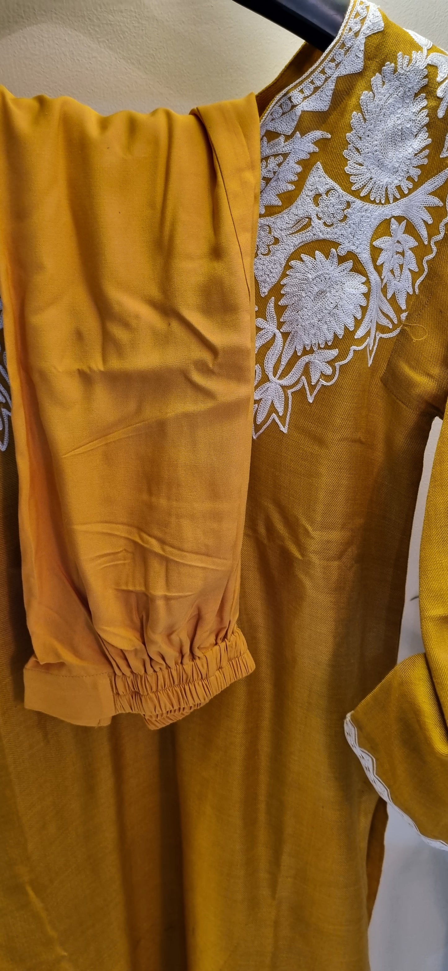 Sale: Embroidered kurta: pashmina