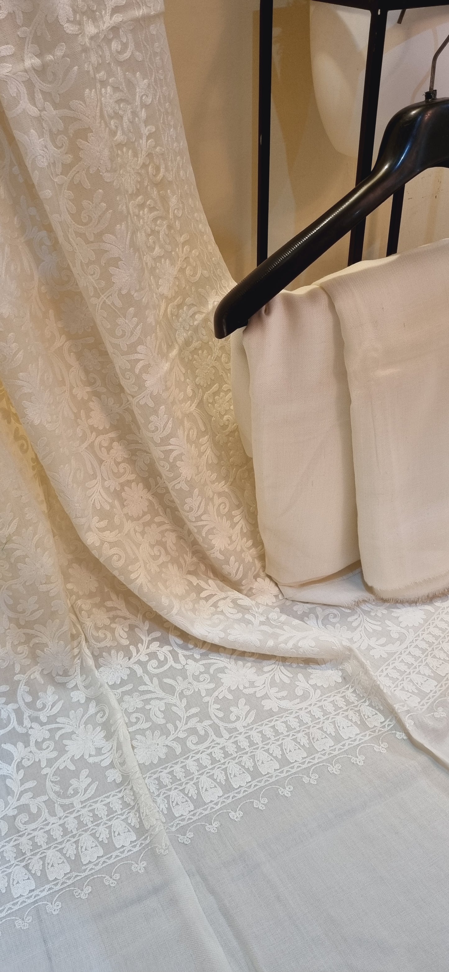 Embroidered suit: Pashmina three piece