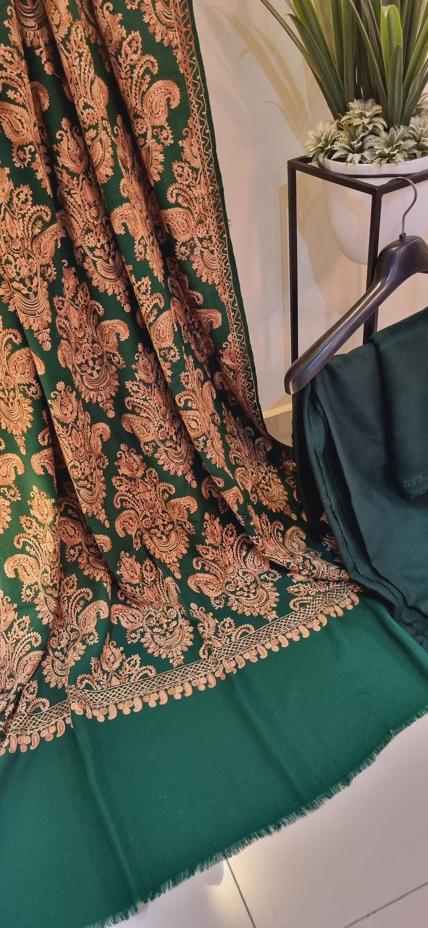 Embroidered suit: Pashmina