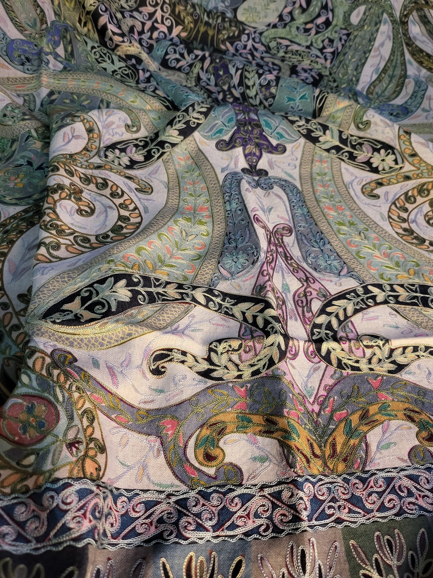 Reelkaar shawl: Embroidered