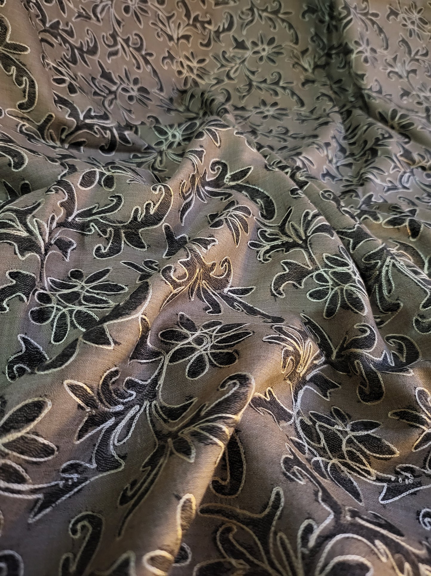 Reelkaar shawl : Embroidered