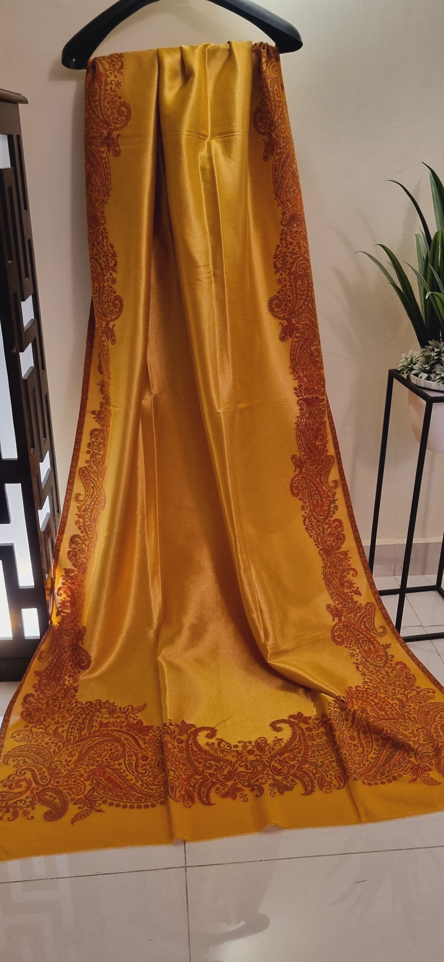 Moonlight shawl with toosh kaani border