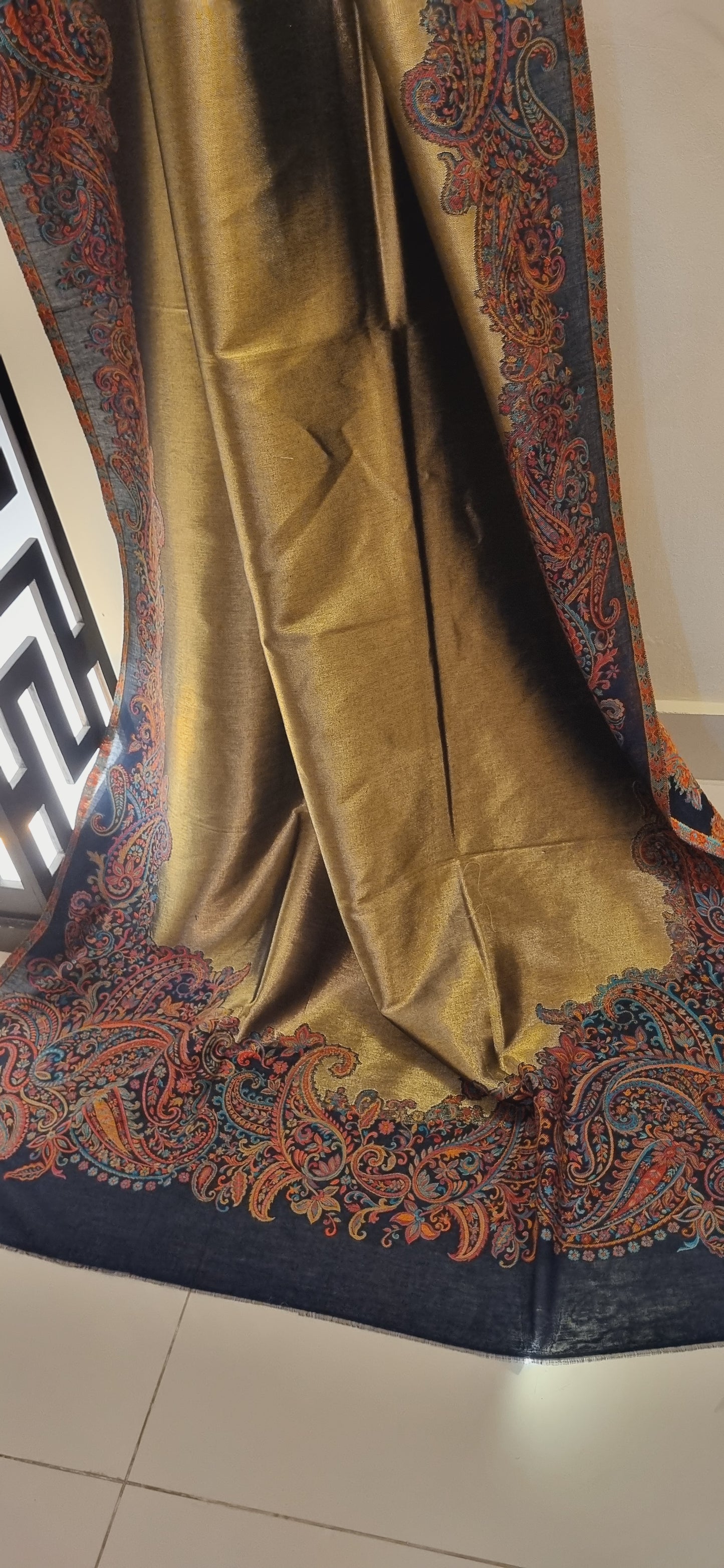 Moonlight shawl with toosh kaani border