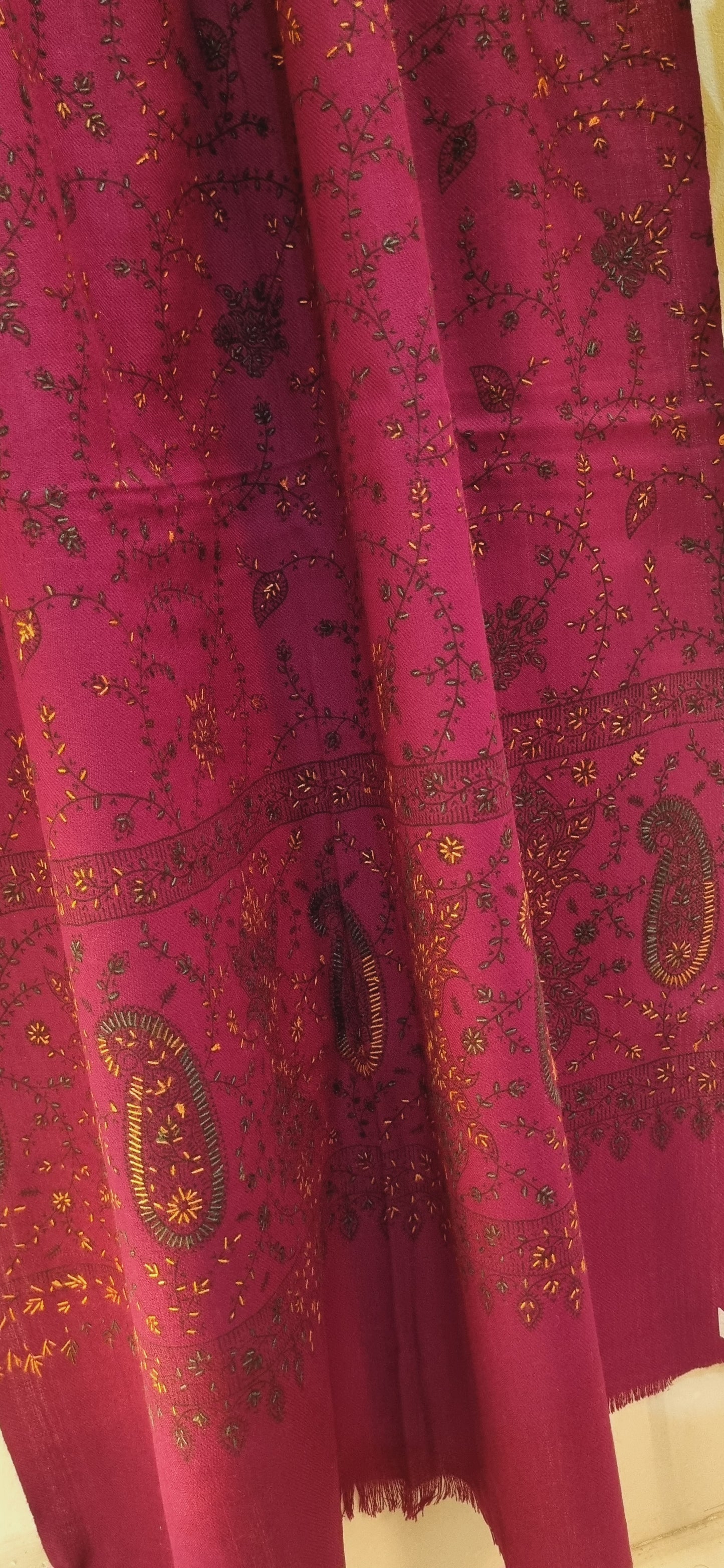 Hand embroidered woollen pashmina: minishawl