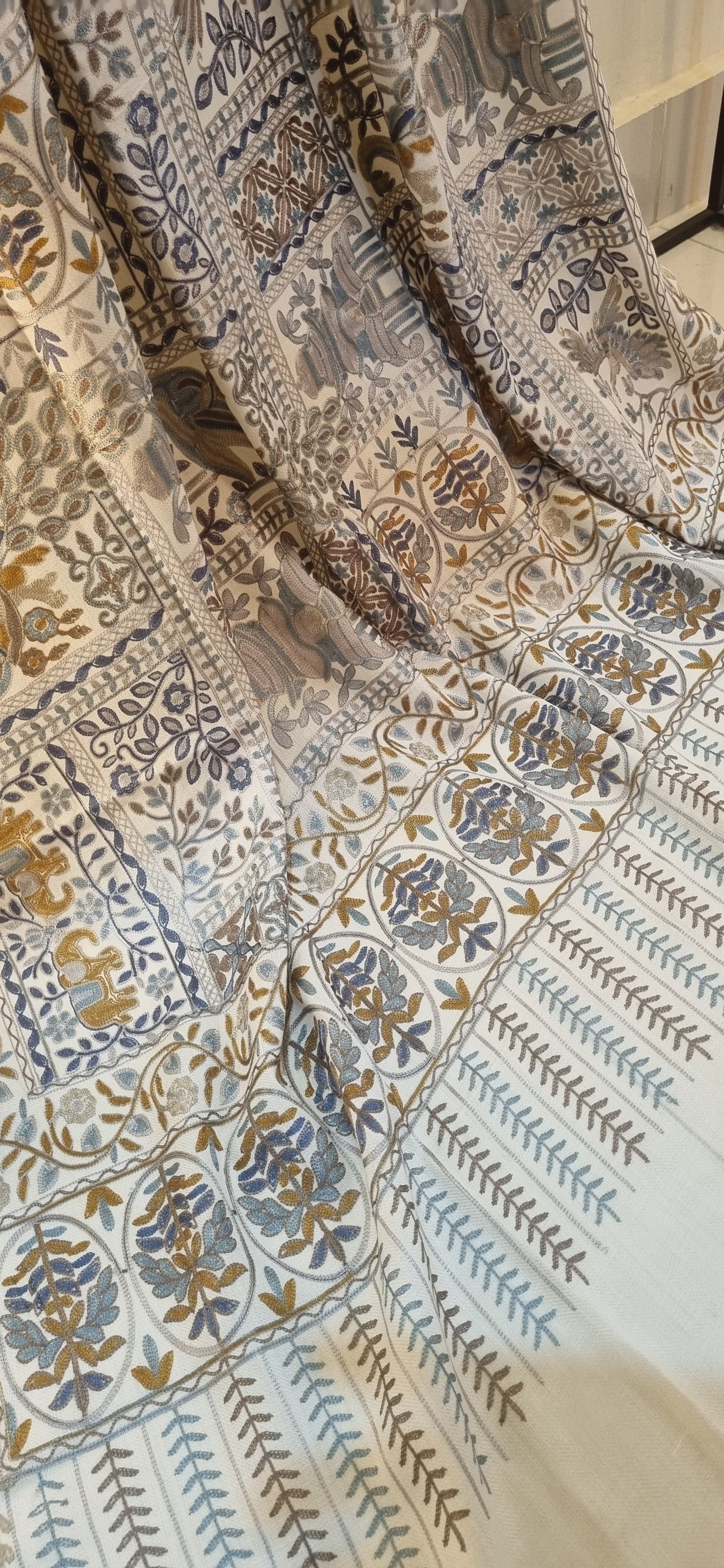 Embroidered pashmina: shawl