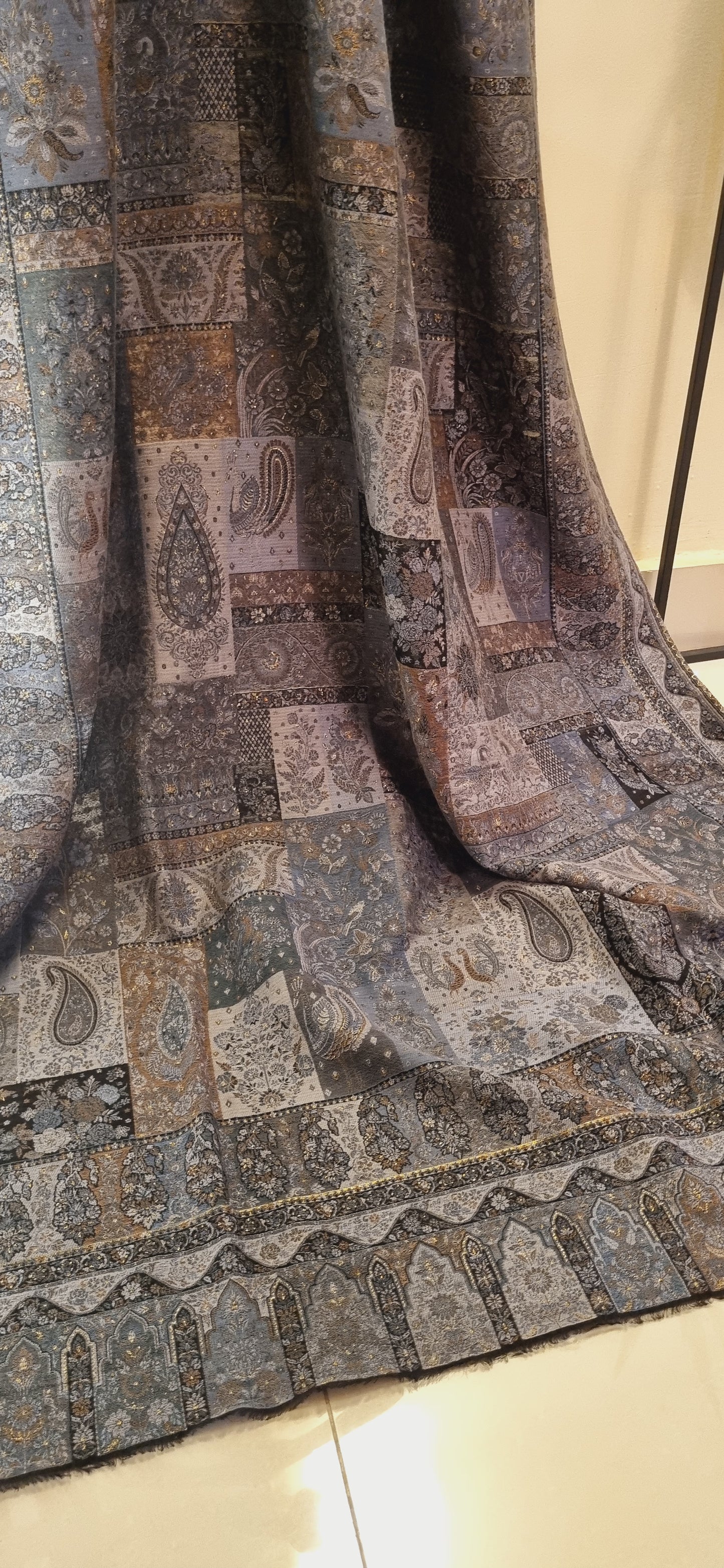 Shahjahani kaani: shawl