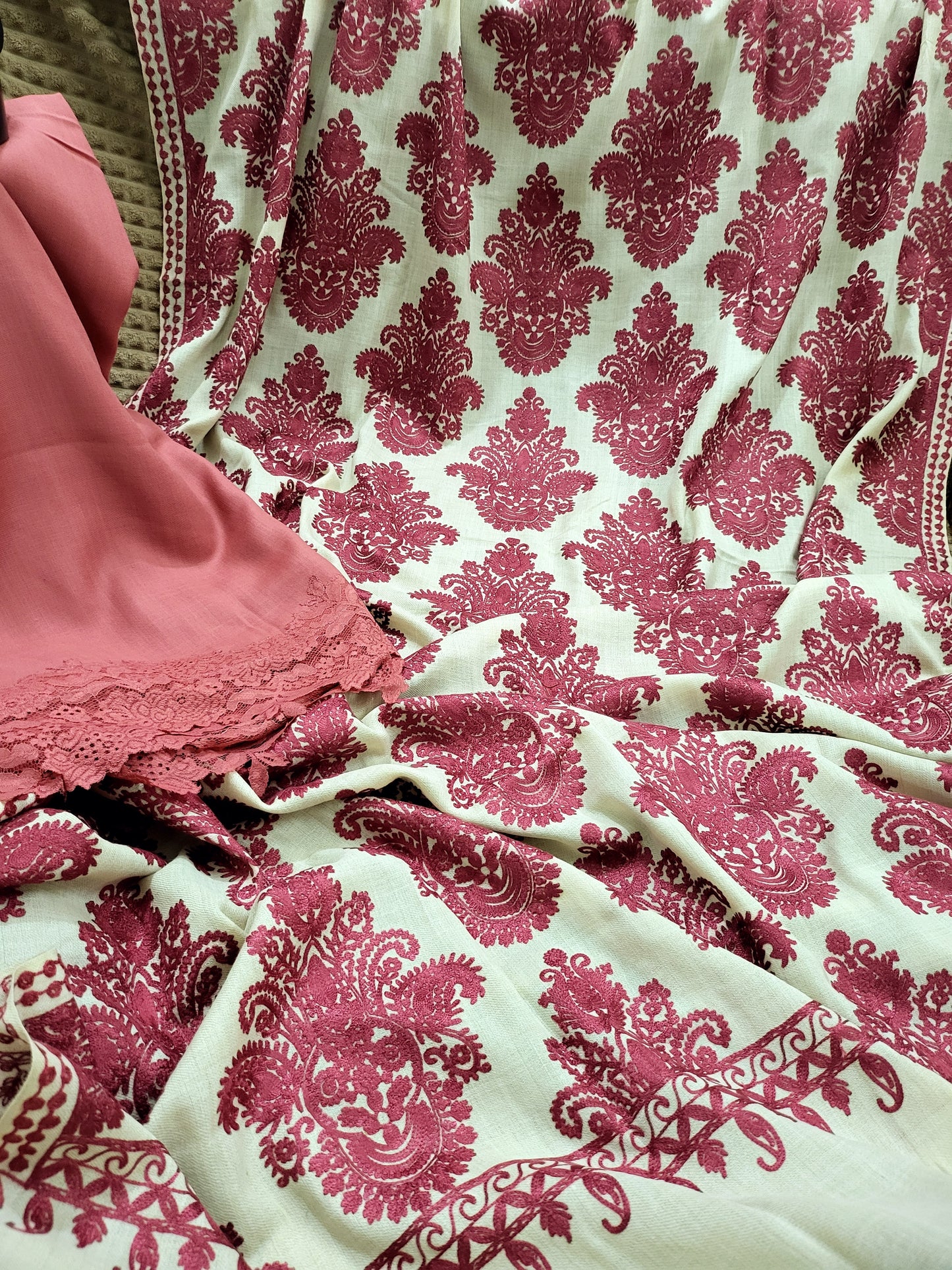 Embroidered pashmina: shawls suit