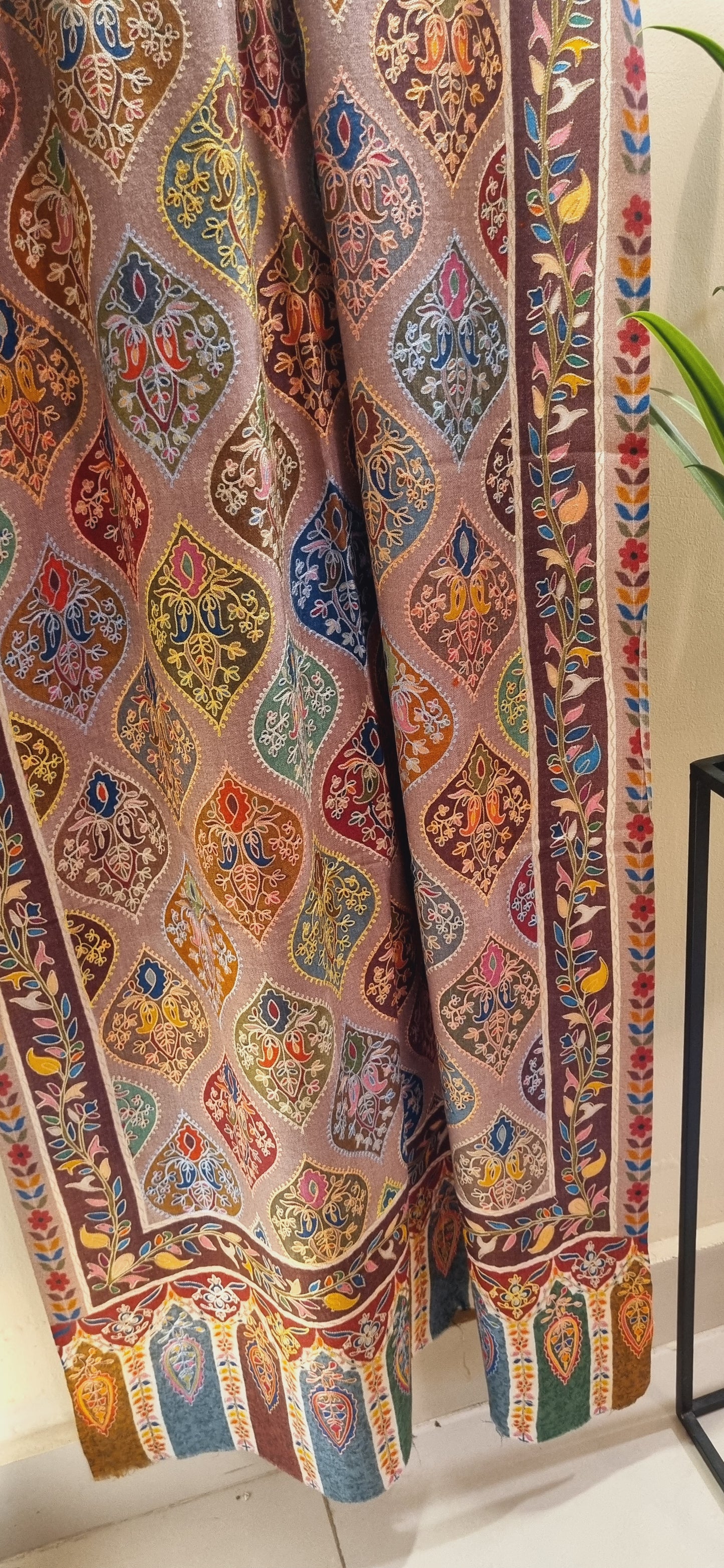 Embroidered reelkar: Minishawl