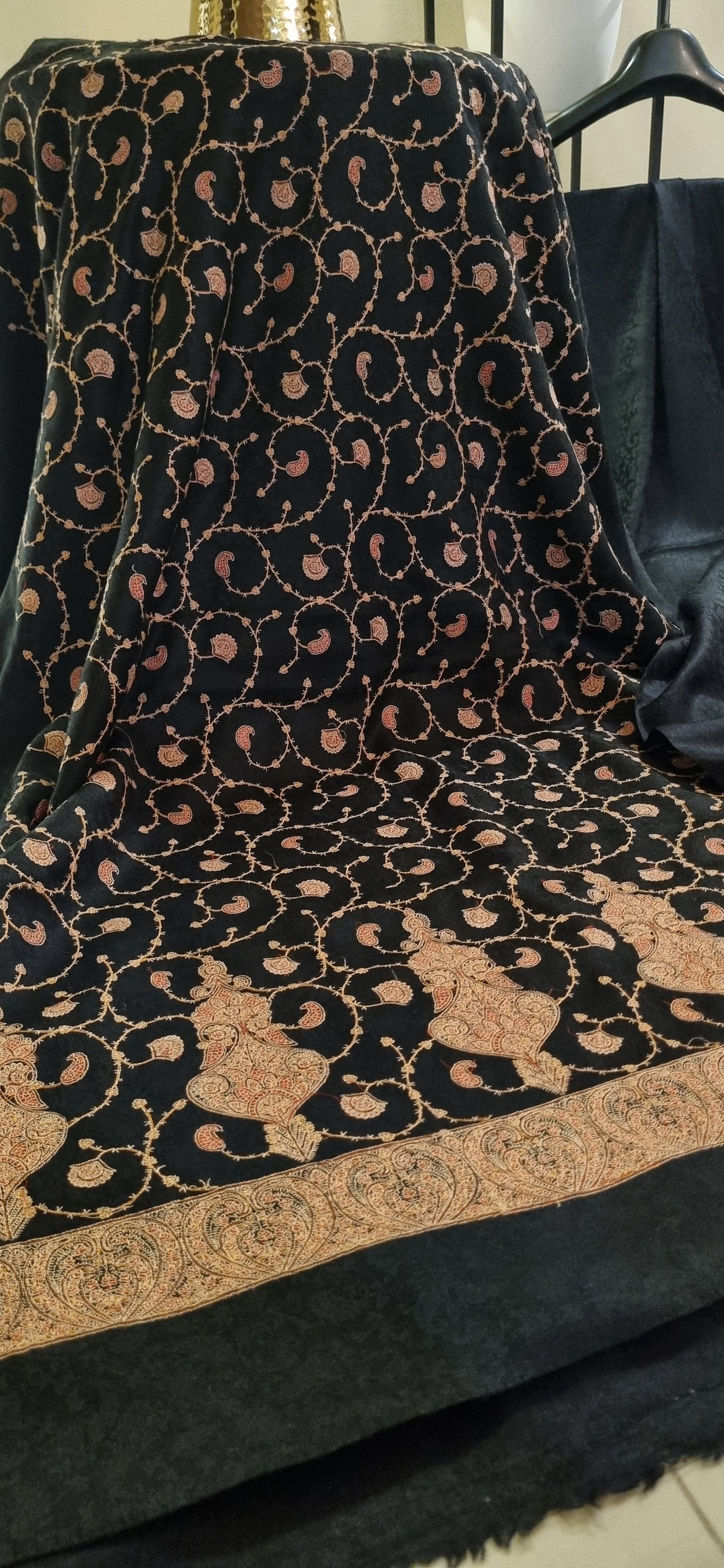 Embroidered suit: Pashmina