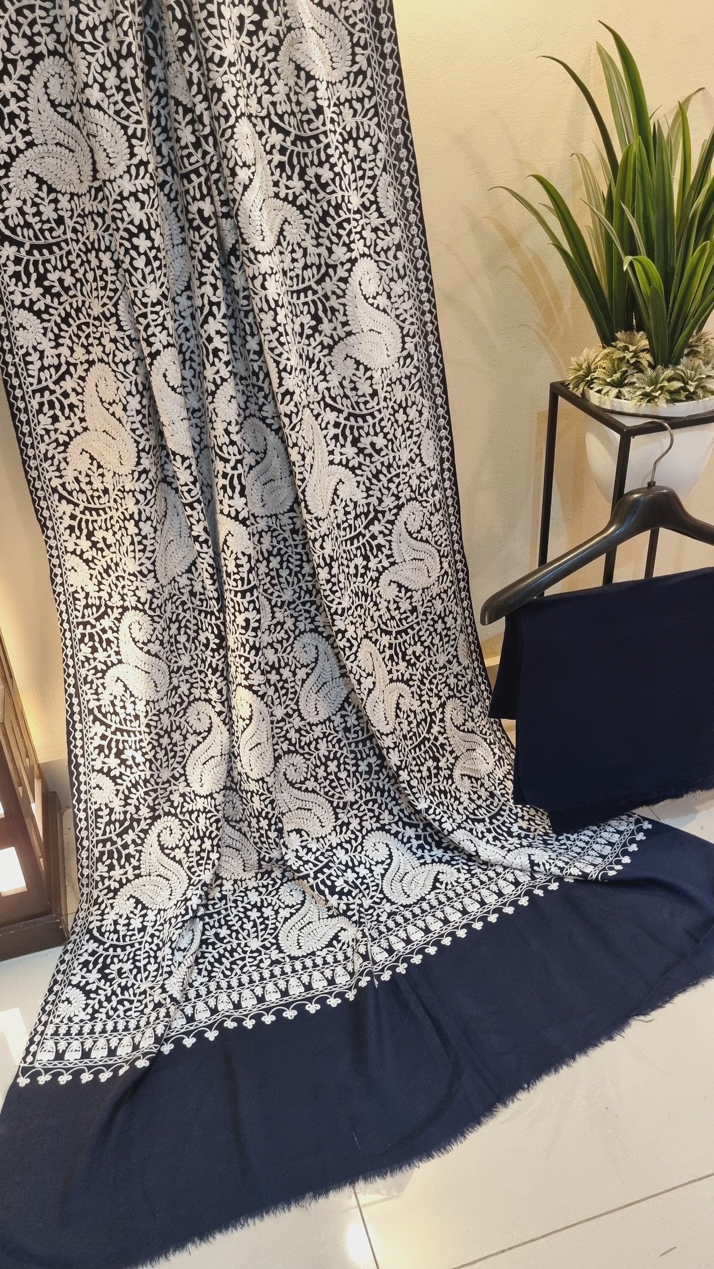 Embroidered suit: pashmina