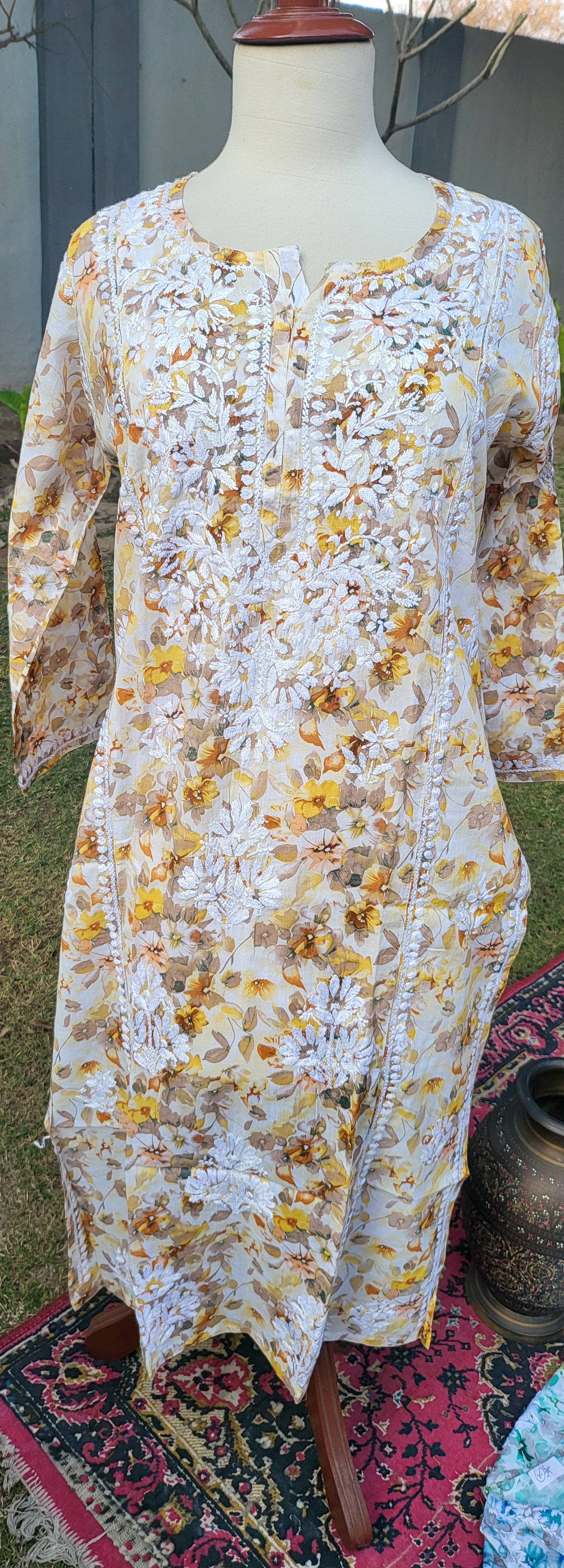 Floral chikankari : Hand Embroidered
