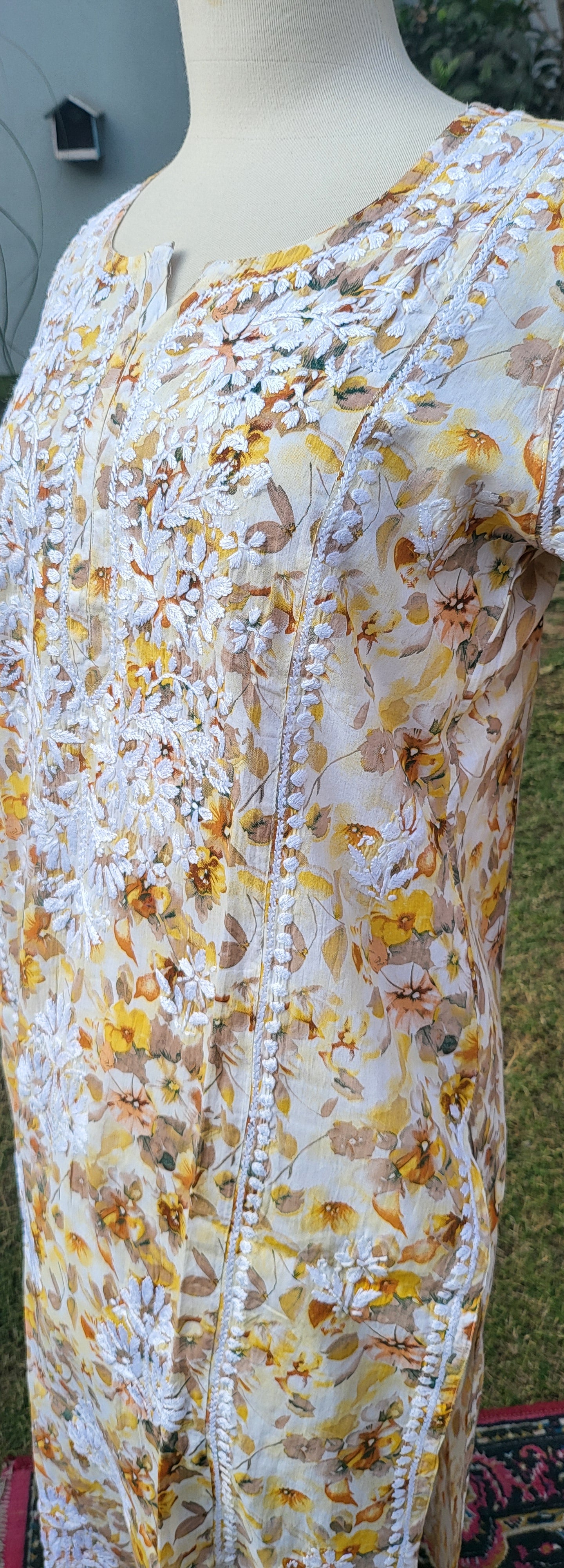 Floral chikankari: Hand Embroidered