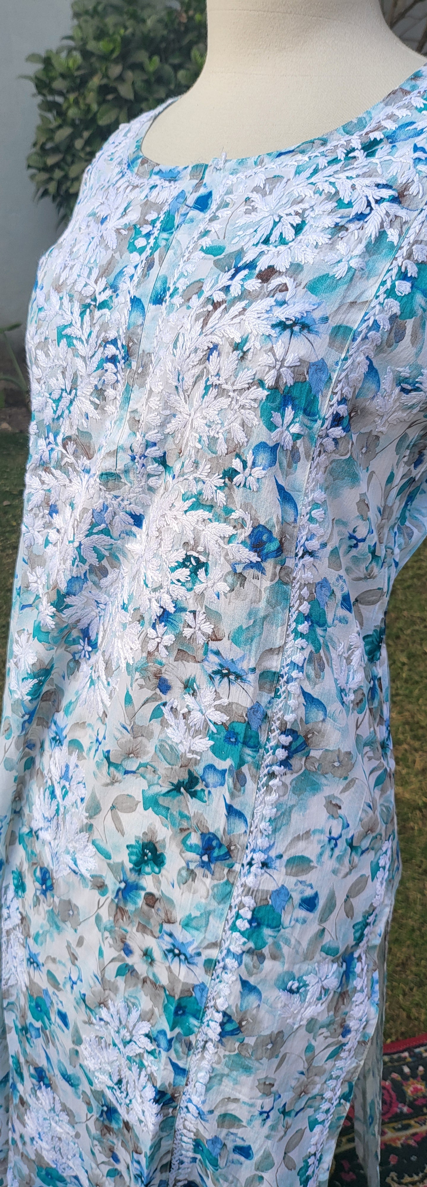 Floral chikankari: Hand Embroidered