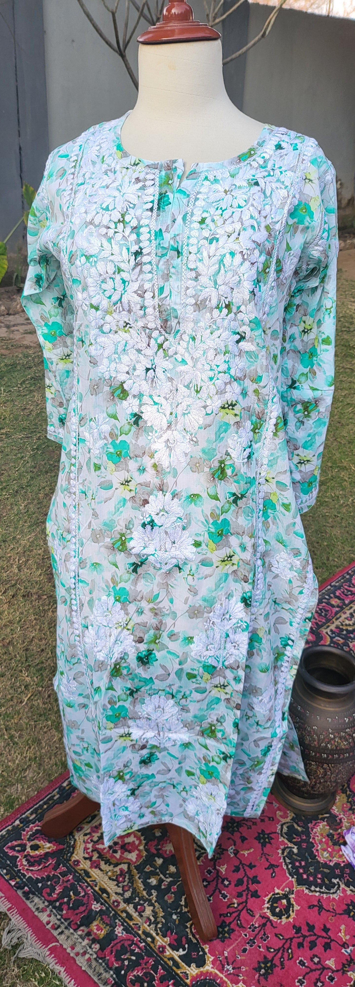 Floral chikankari: Hand Embroidered