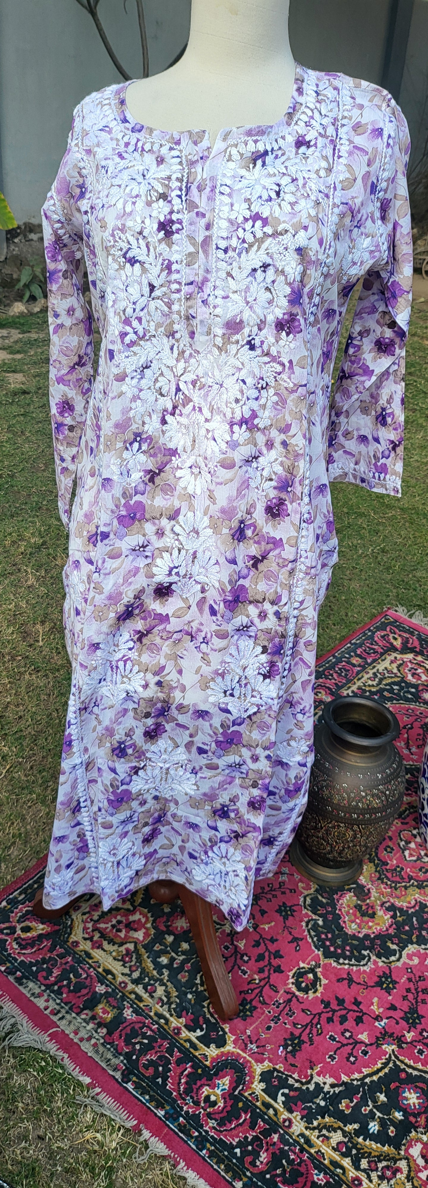 Floral chikankari: Hand embroidered