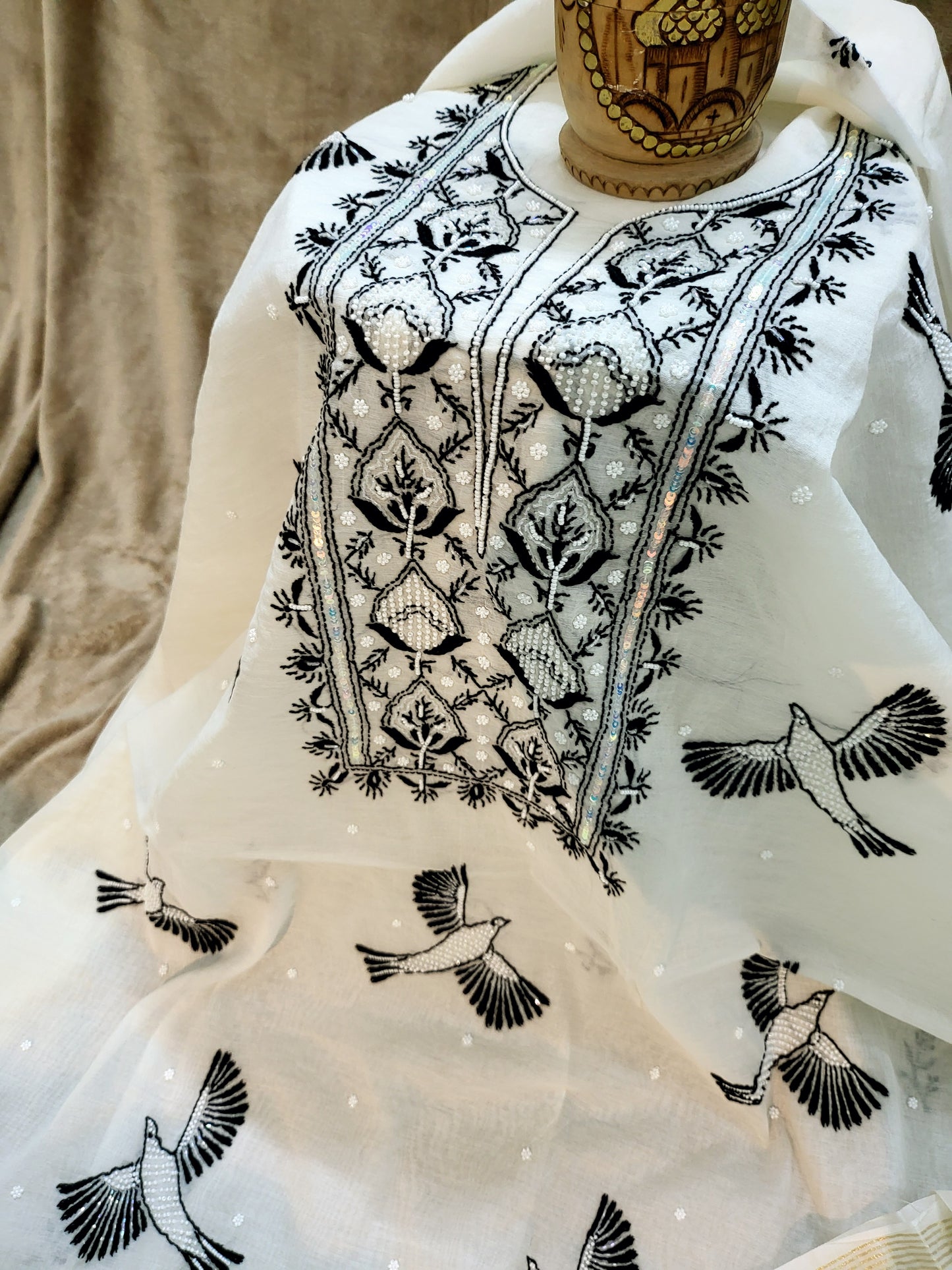 Chikankari chanderi set: Hand embroidered