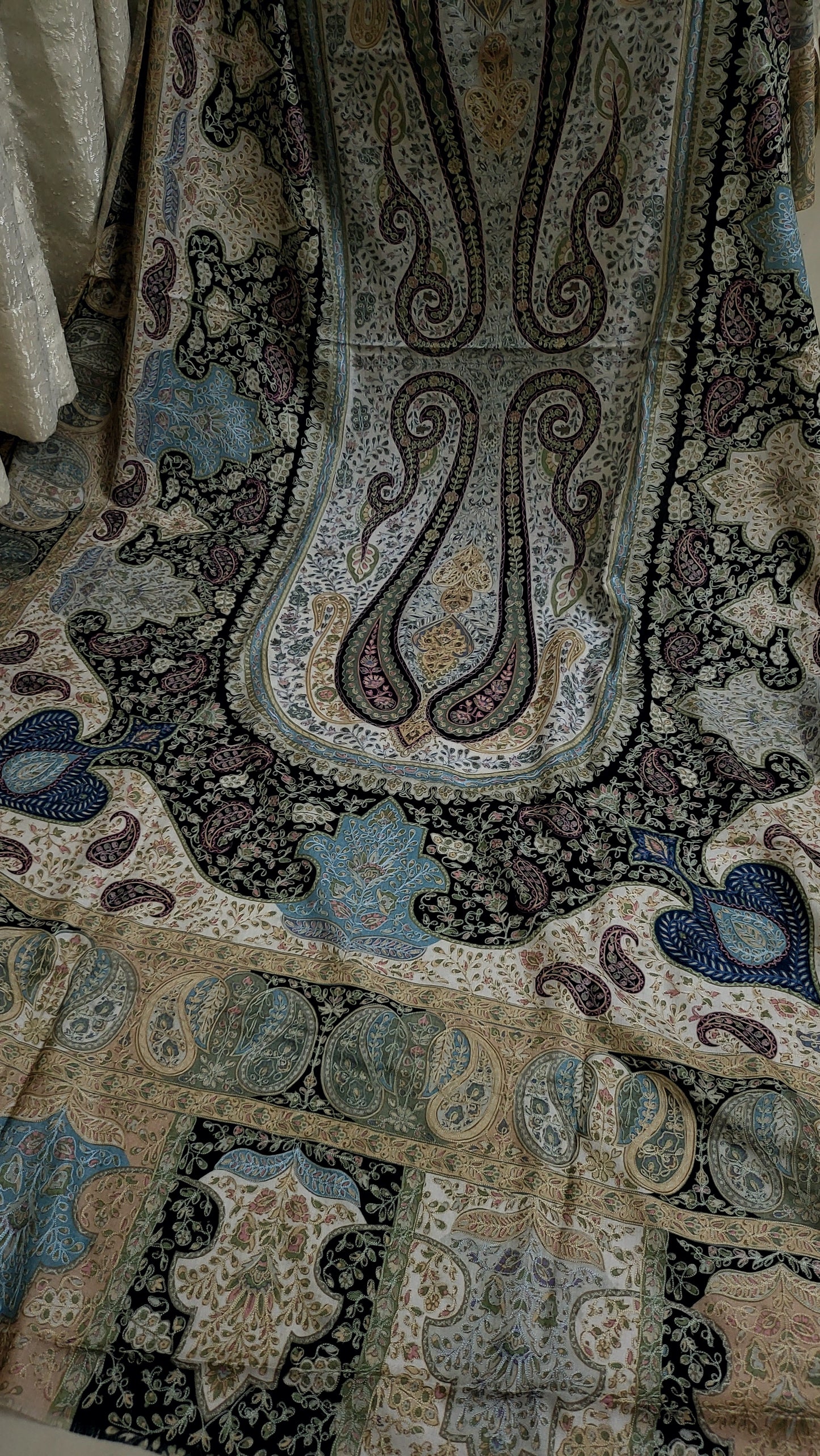 Reelkaar shawl : Embroidered