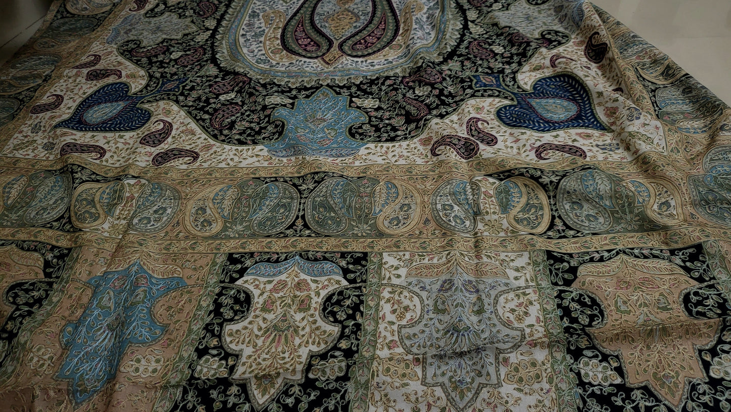 Reelkaar shawl : Embroidered