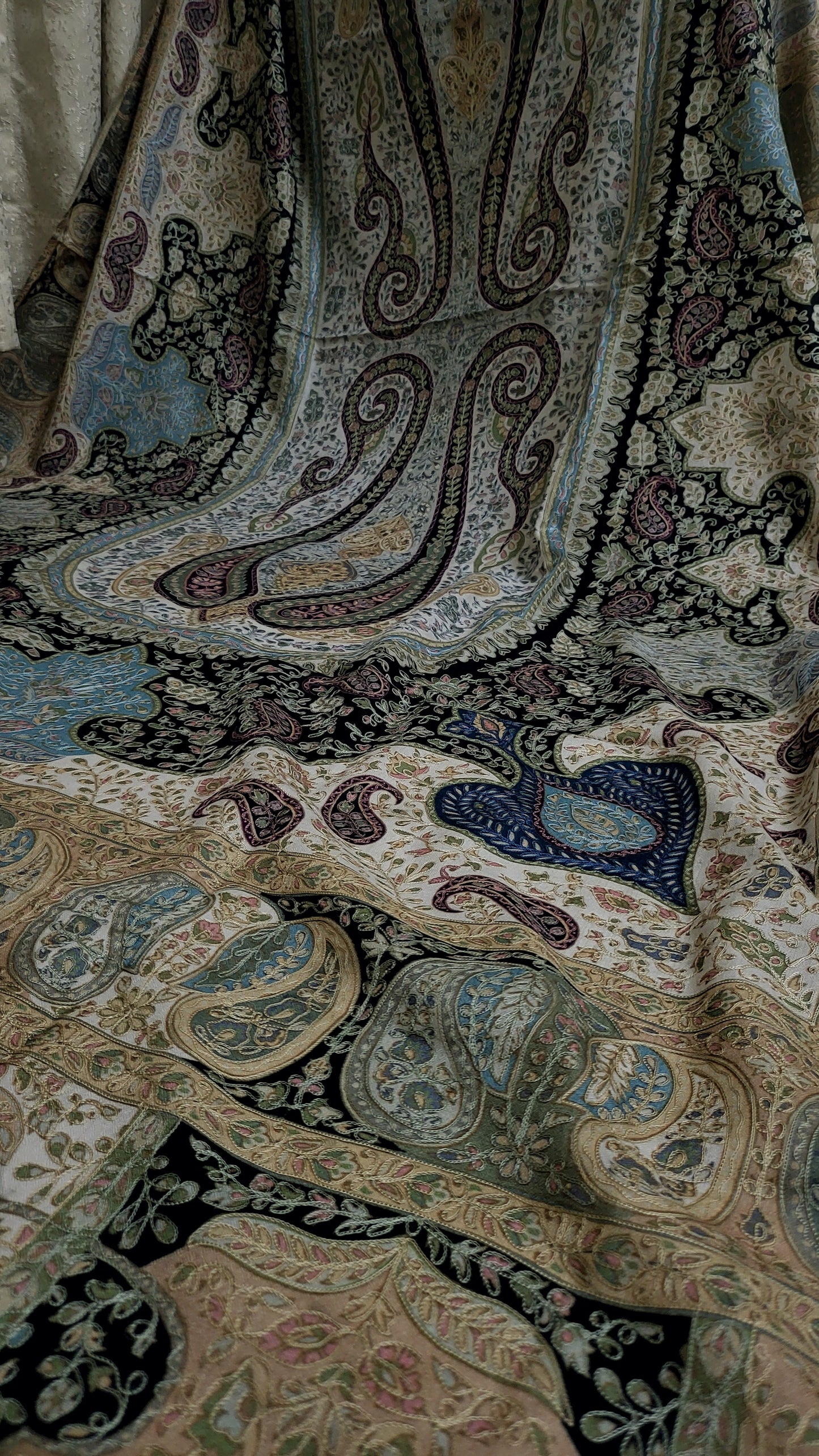 Reelkaar shawl : Embroidered