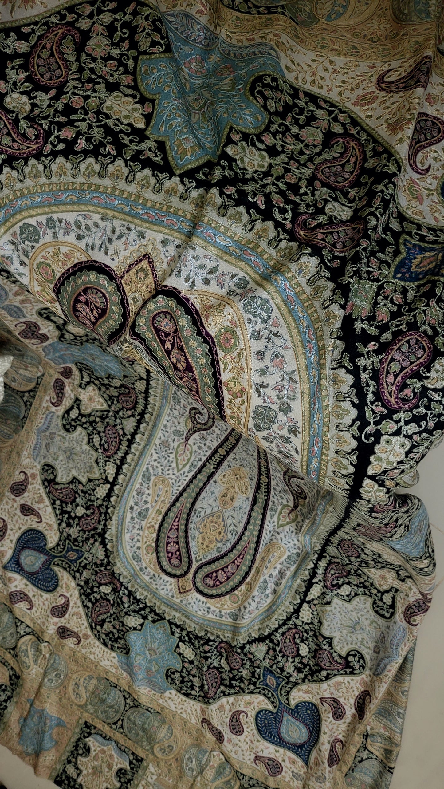 Reelkaar shawl : Embroidered