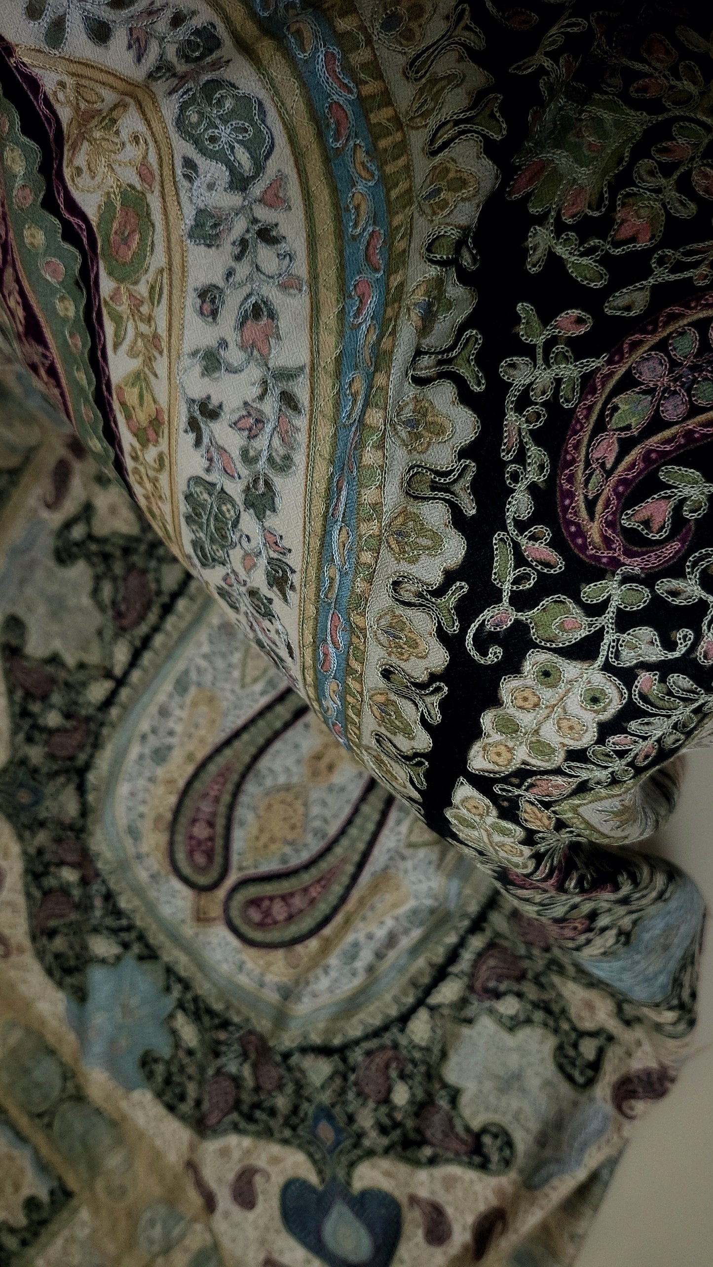 Reelkaar shawl : Embroidered
