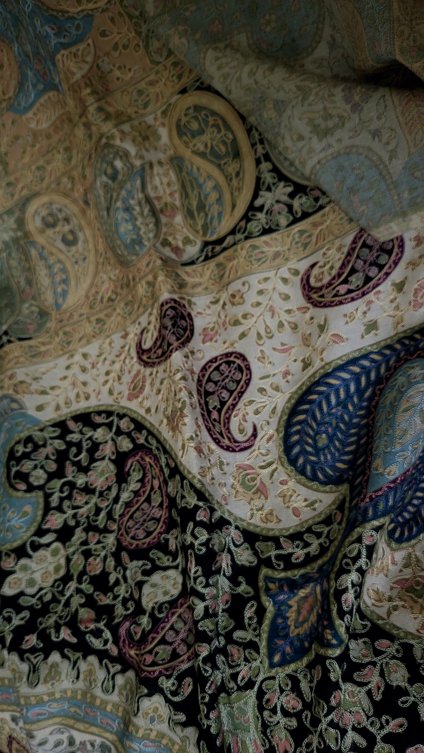 Reelkaar shawl : Embroidered