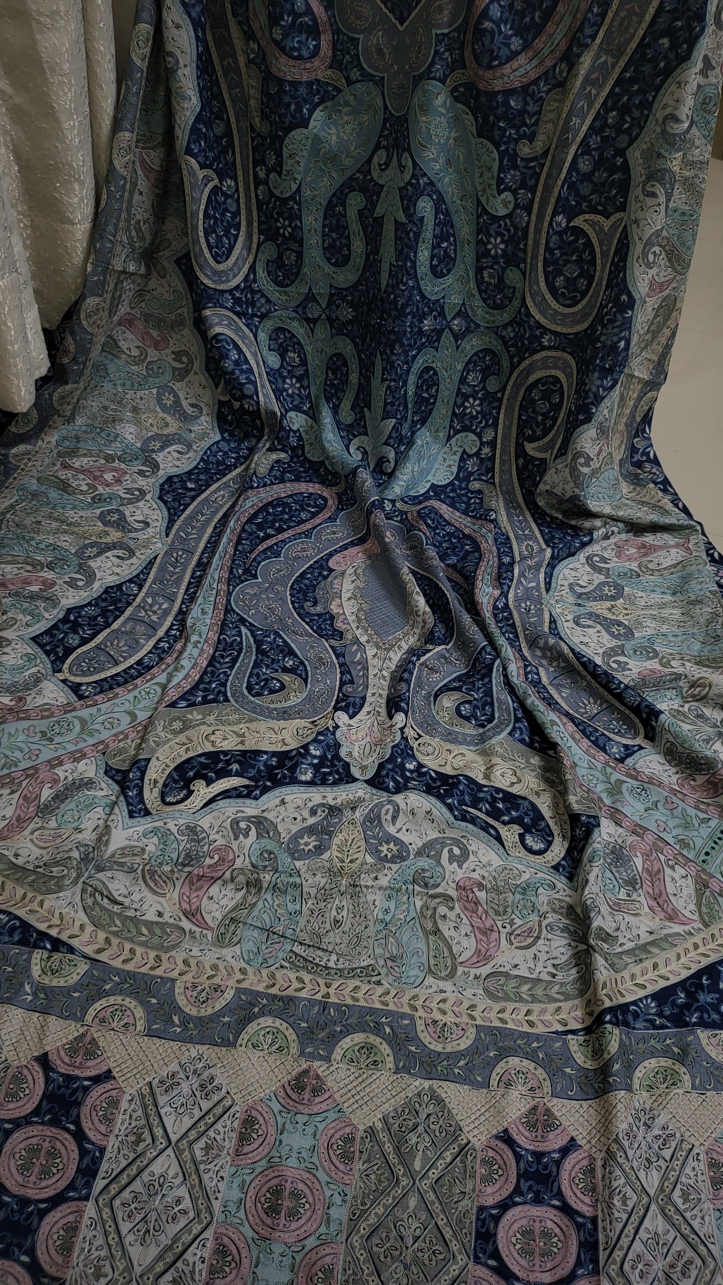 Reelkaar shawl : Embroidered