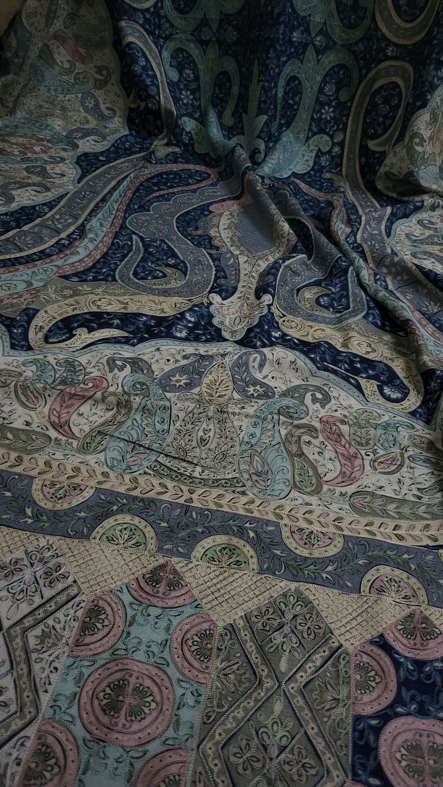 Reelkaar shawl : Embroidered