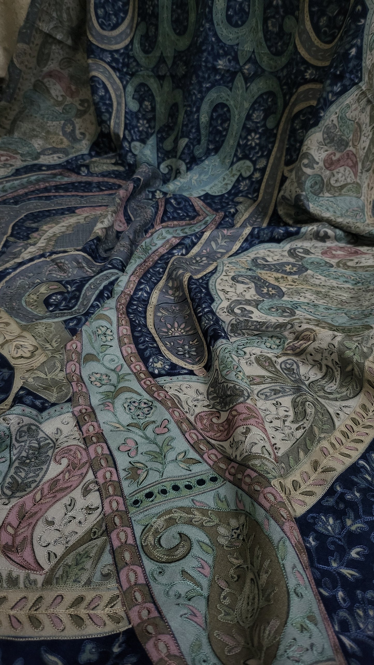 Reelkaar shawl : Embroidered
