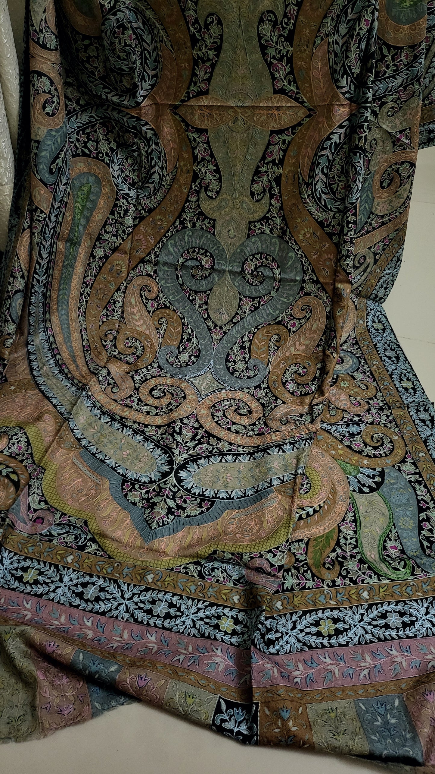 Reelkaar kalamkari shawl : Embroidered