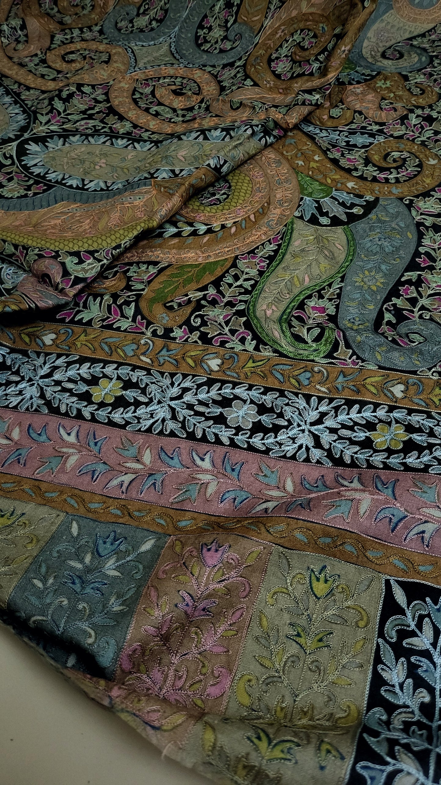 Reelkaar shawl: Embroidered