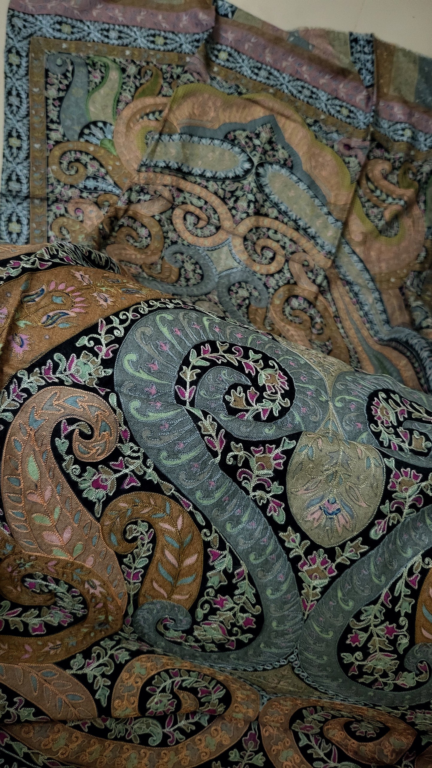 Reelkaar shawl: Embroidered