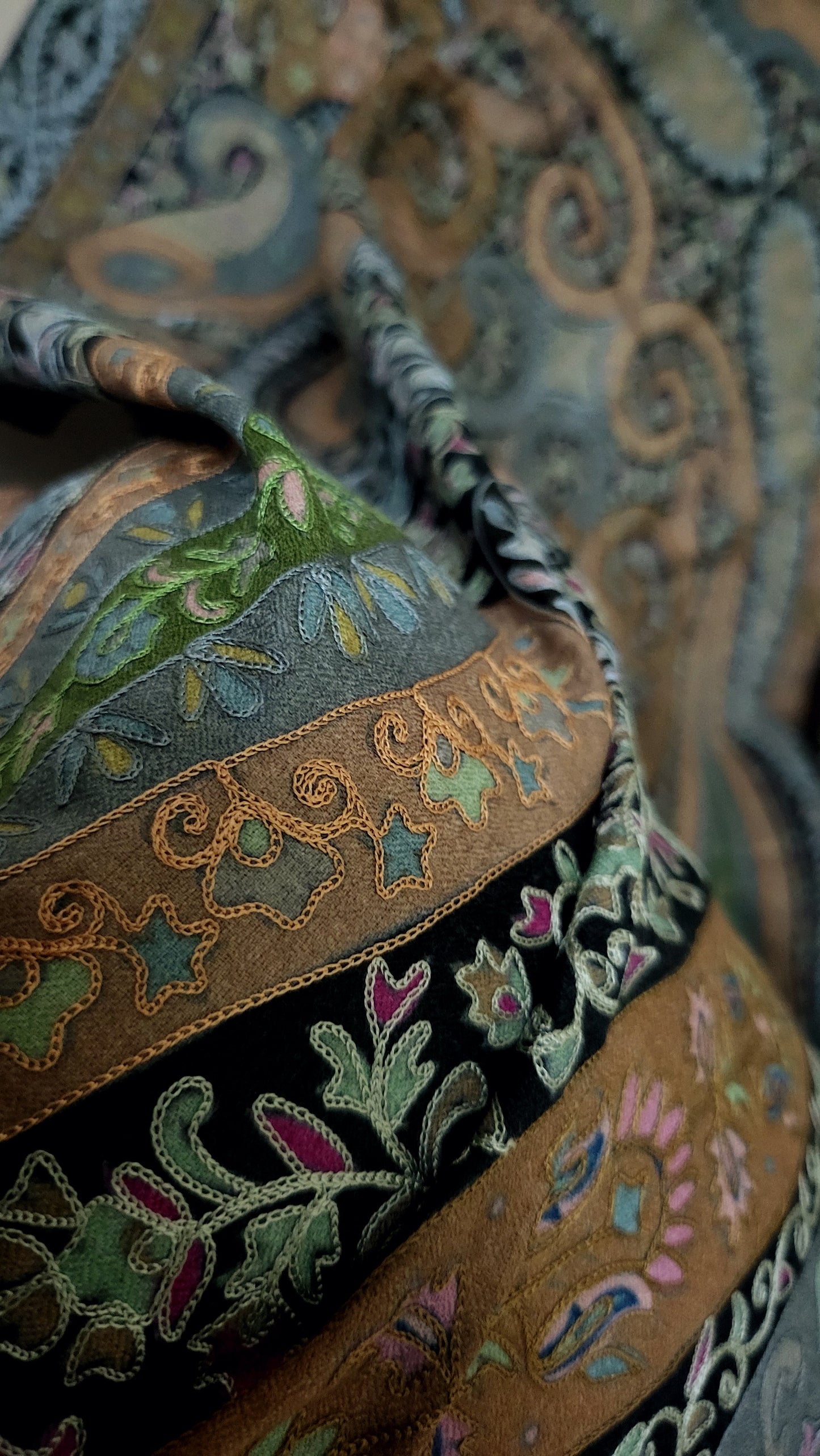 Reelkaar shawl: Embroidered