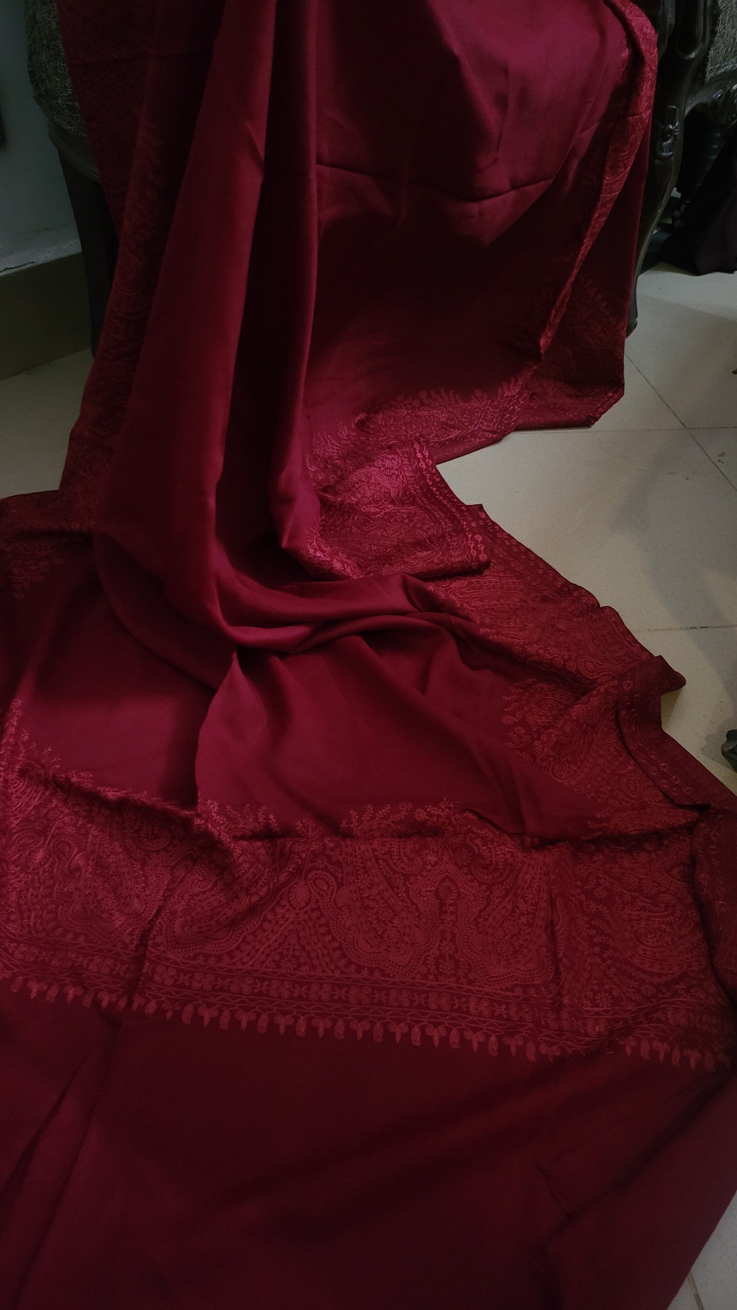 Border embroidered : shawl
