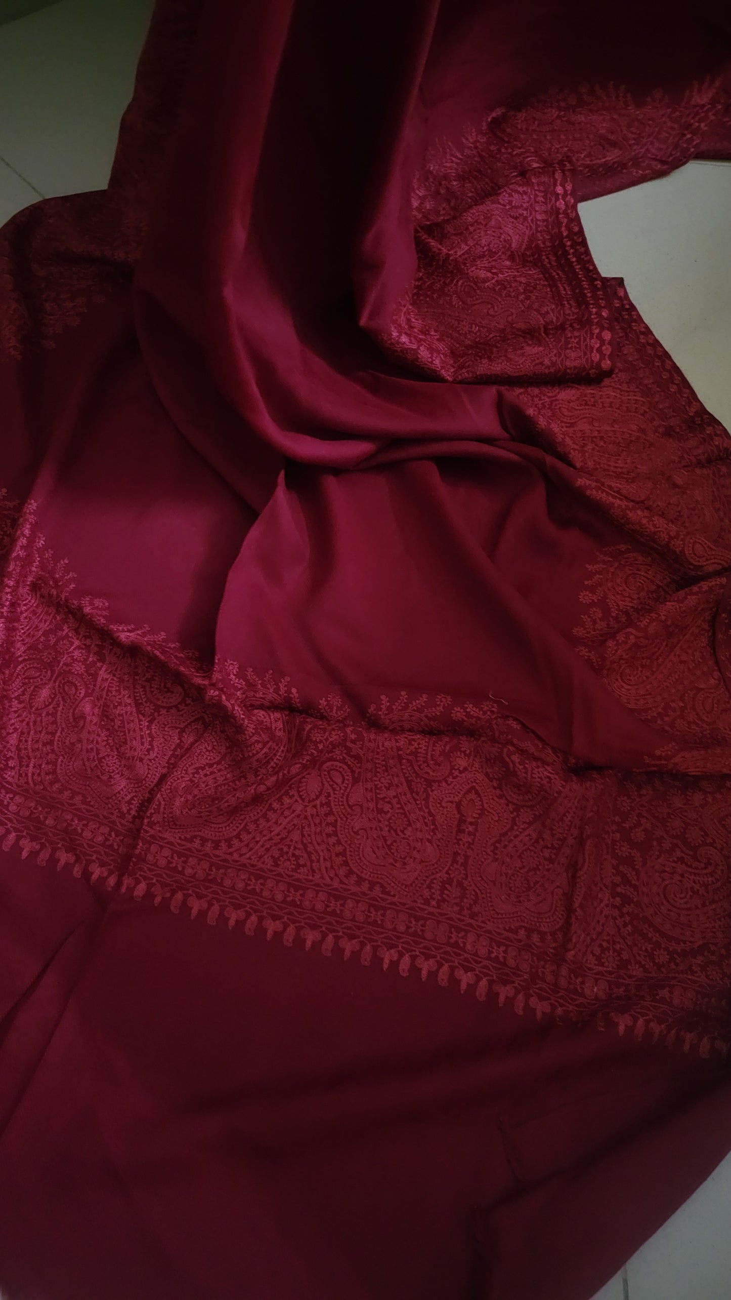 Border embroidered : shawl