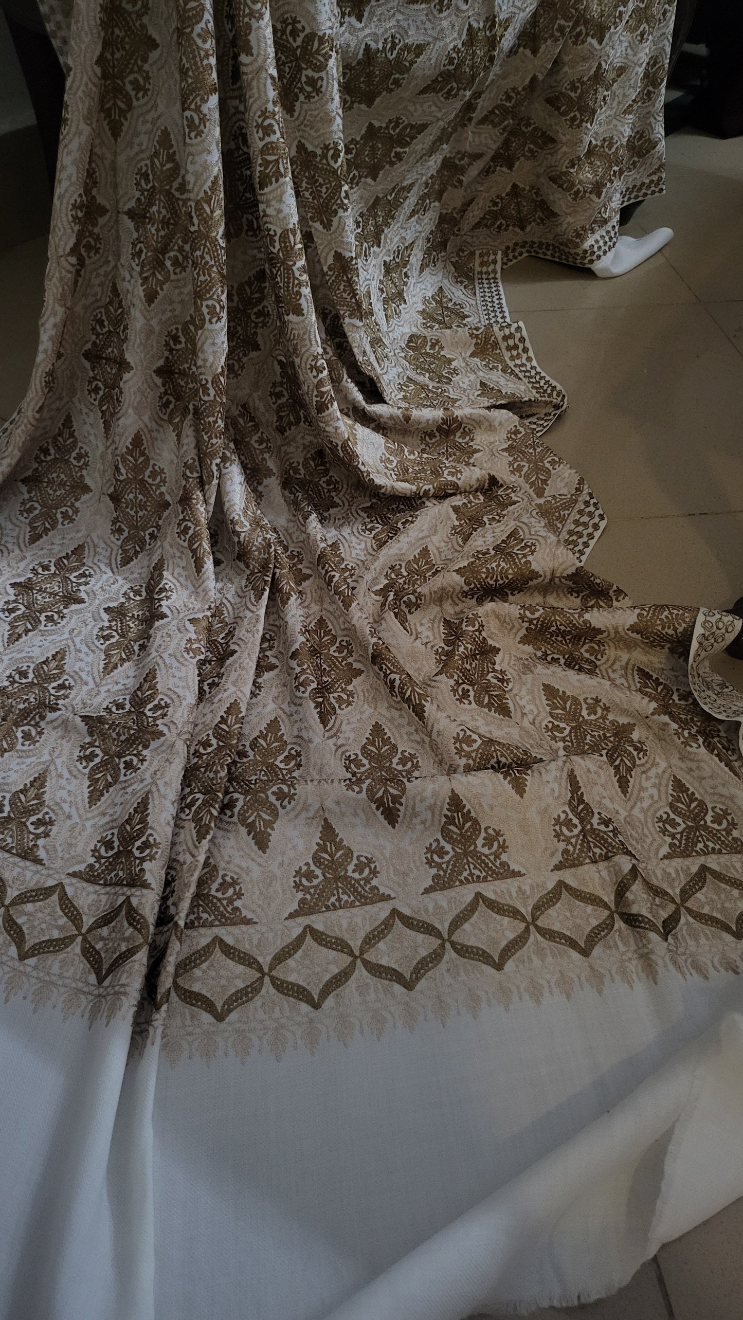 Embroidered shawl : pashmina