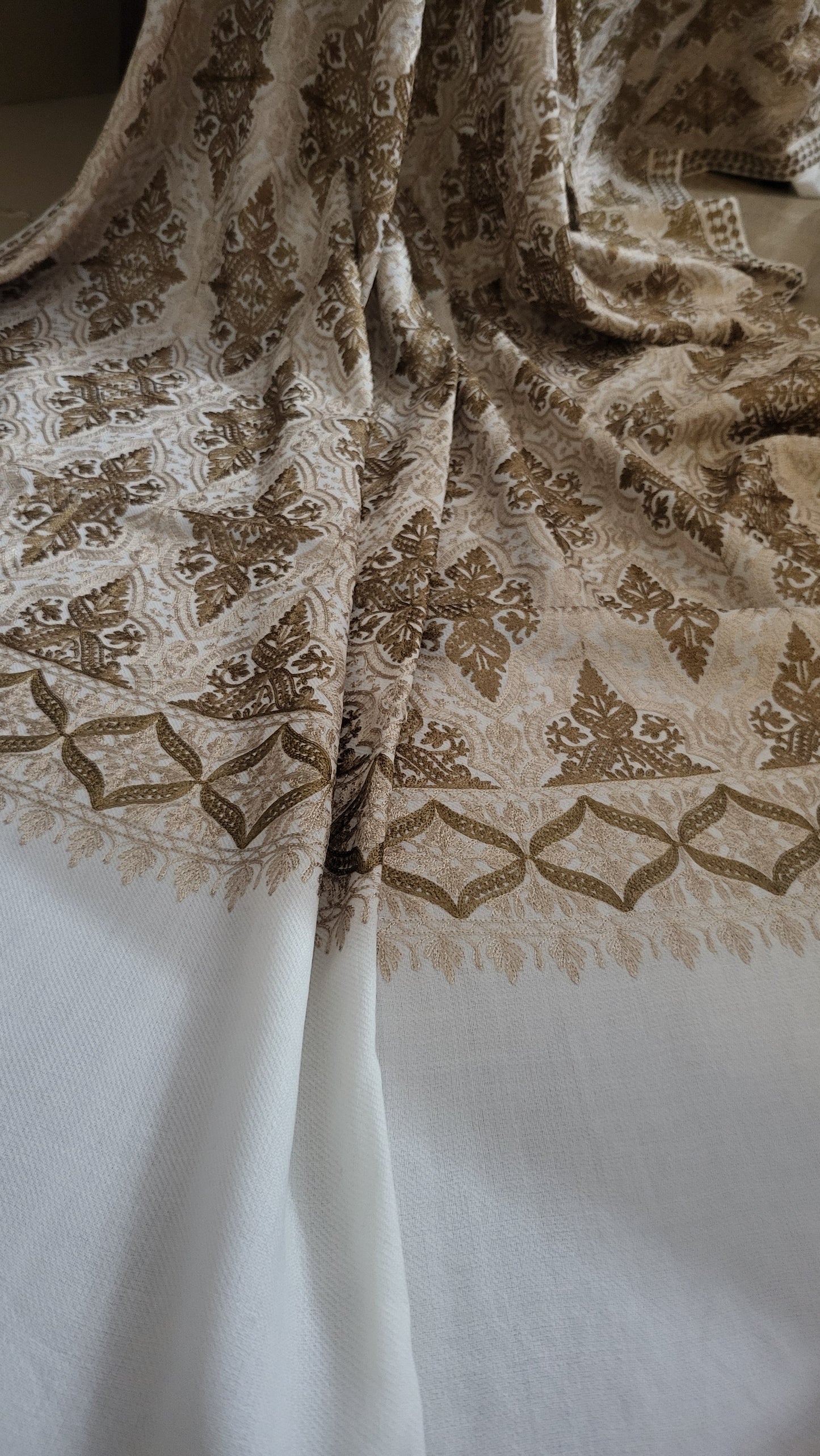 Embroidered shawl : pashmina