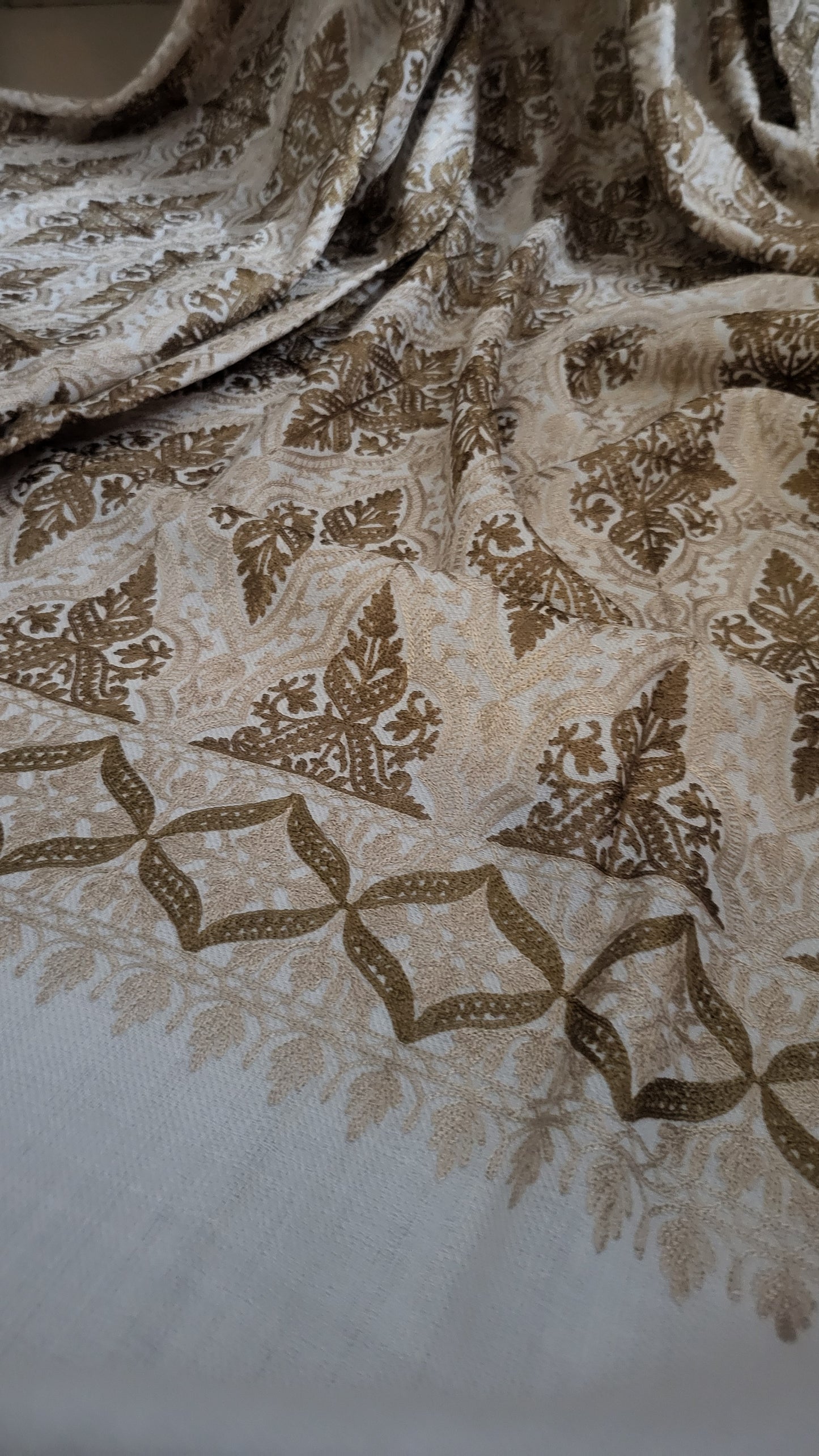 Embroidered shawl : pashmina