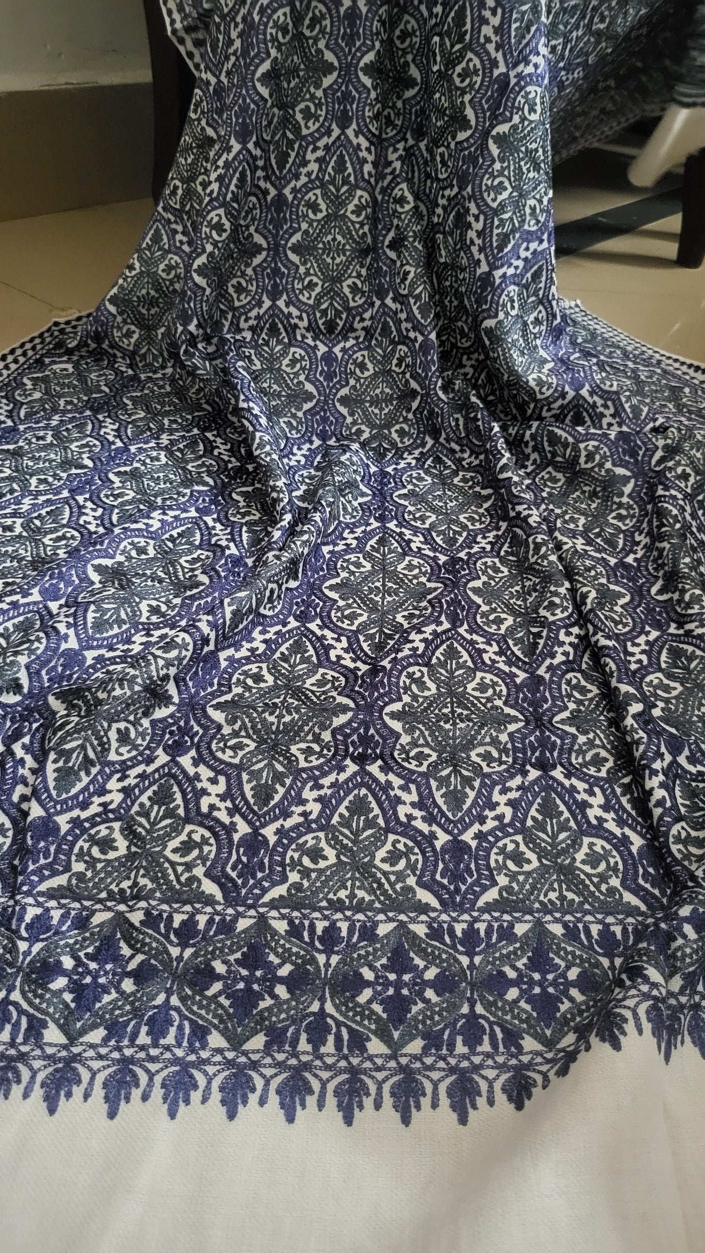 Embroidered shawl : pashmina