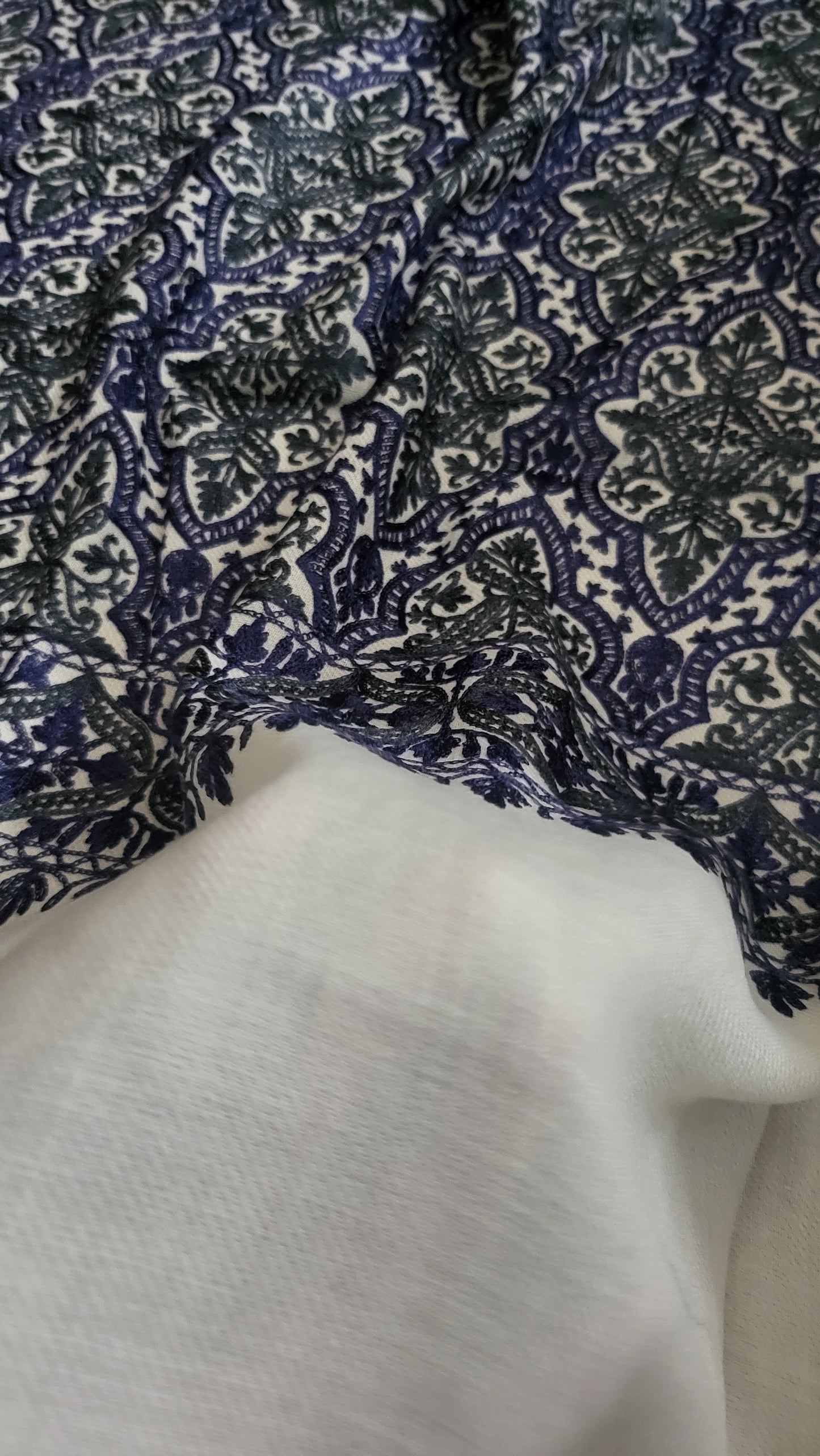 Embroidered shawl : pashmina