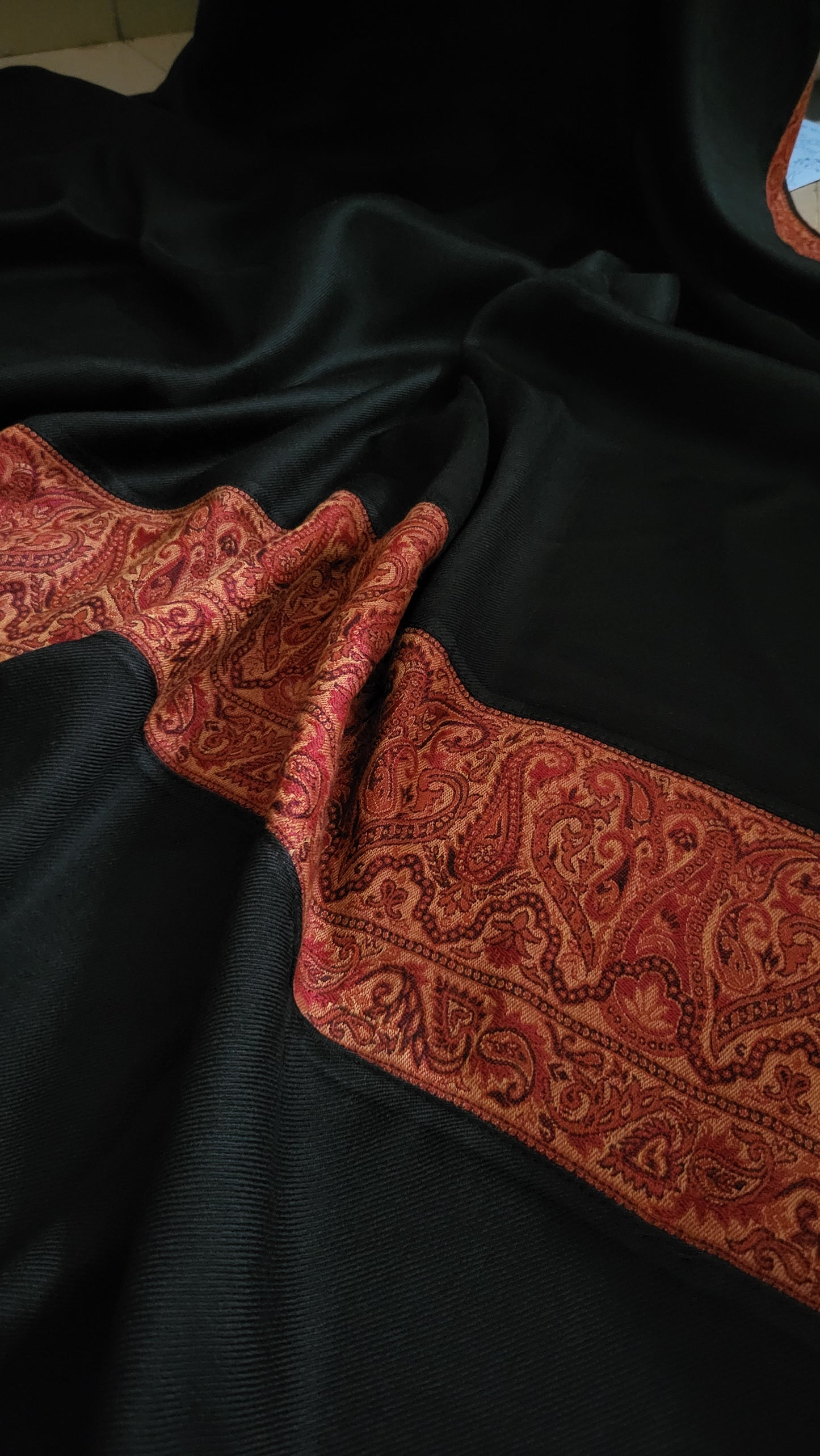 Kaani border shawl : woolen pashmina