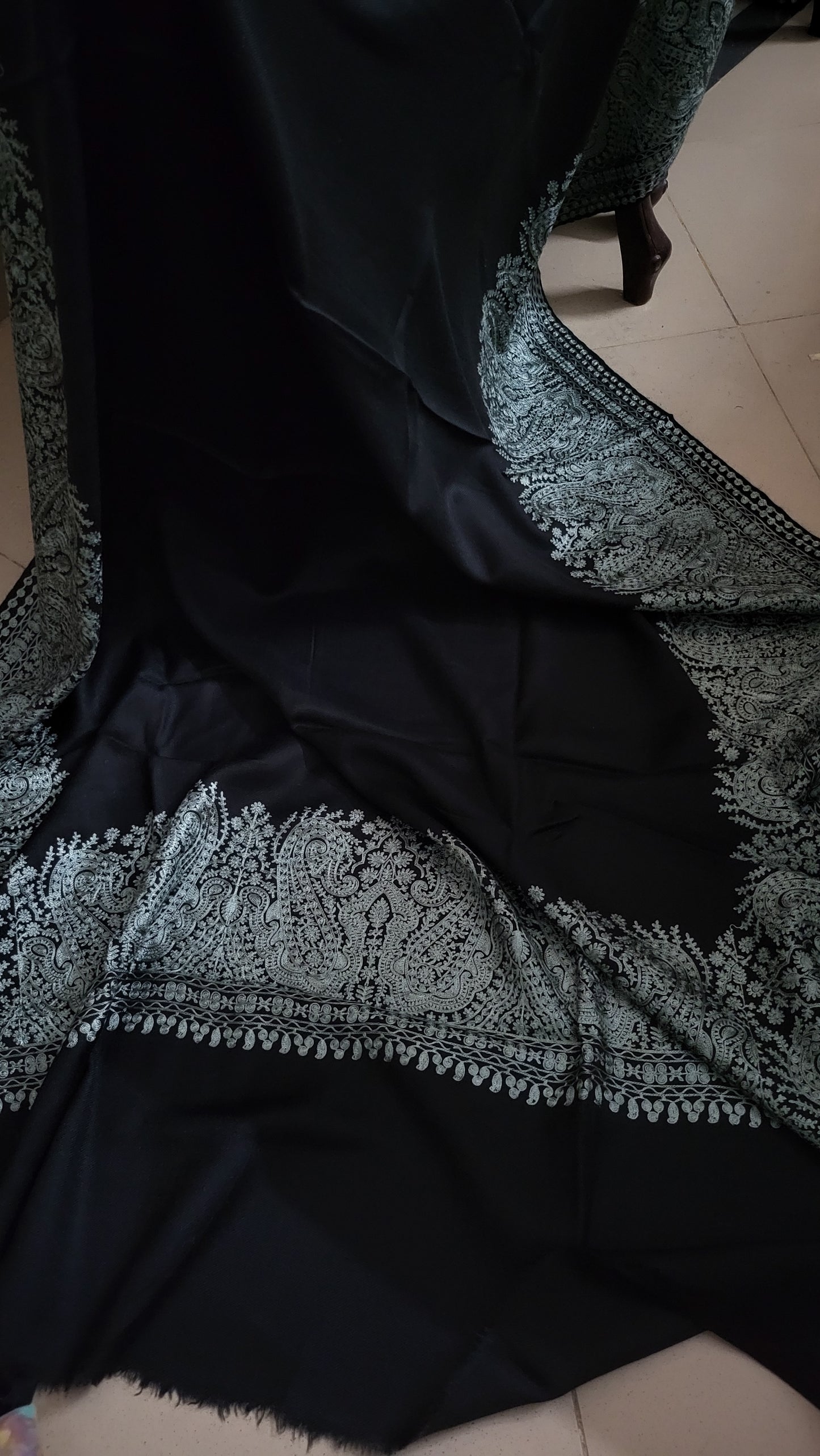 Border embroidered : shawl