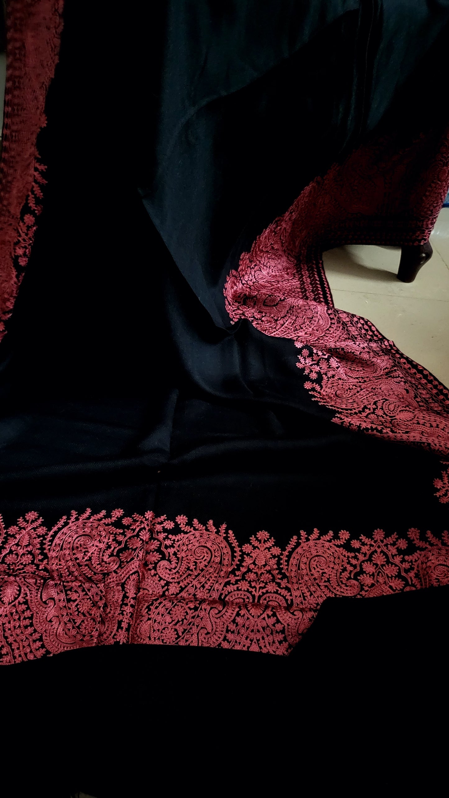 Border embroidered : shawl
