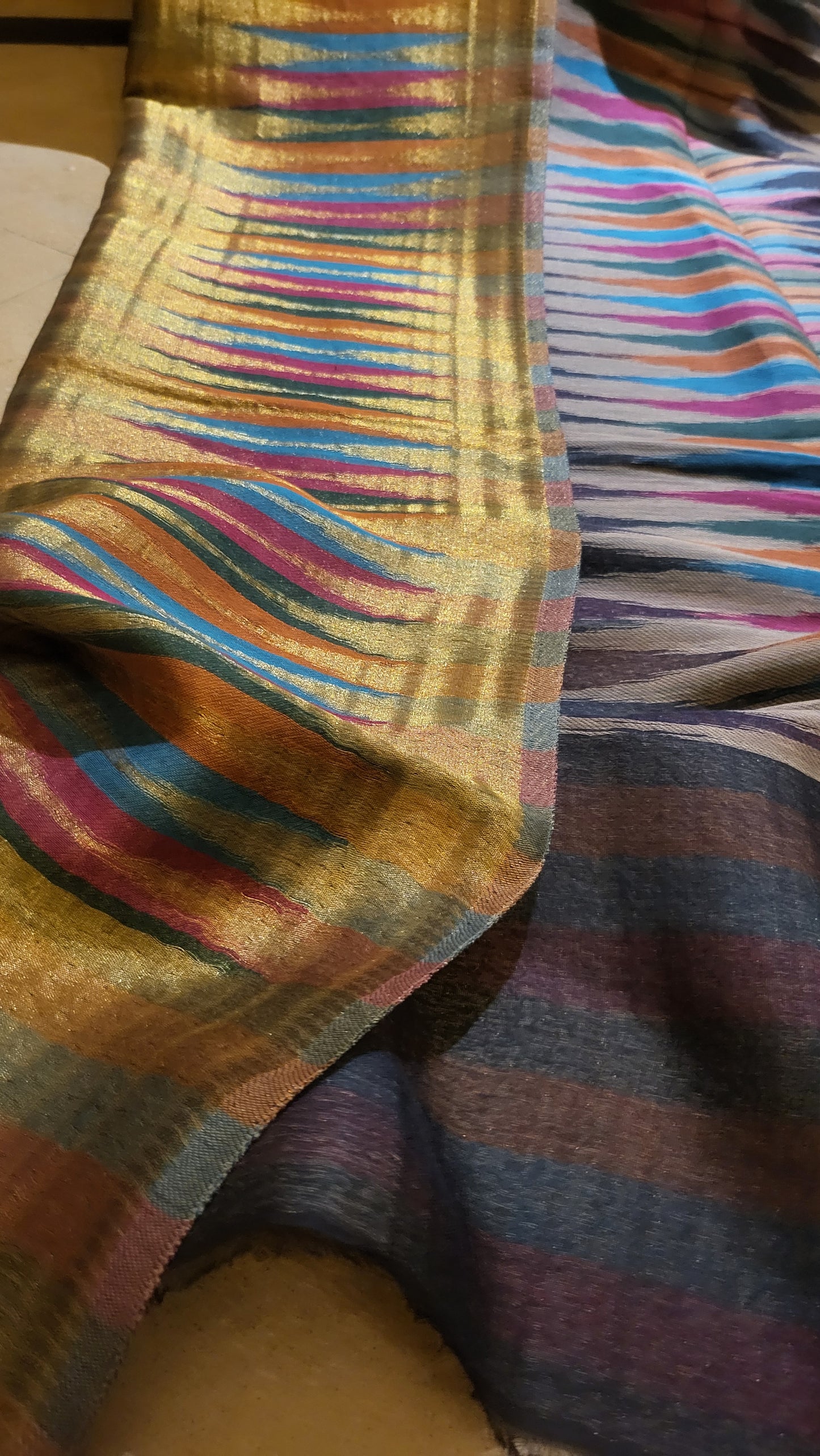 Ikkat : pashmina shawl