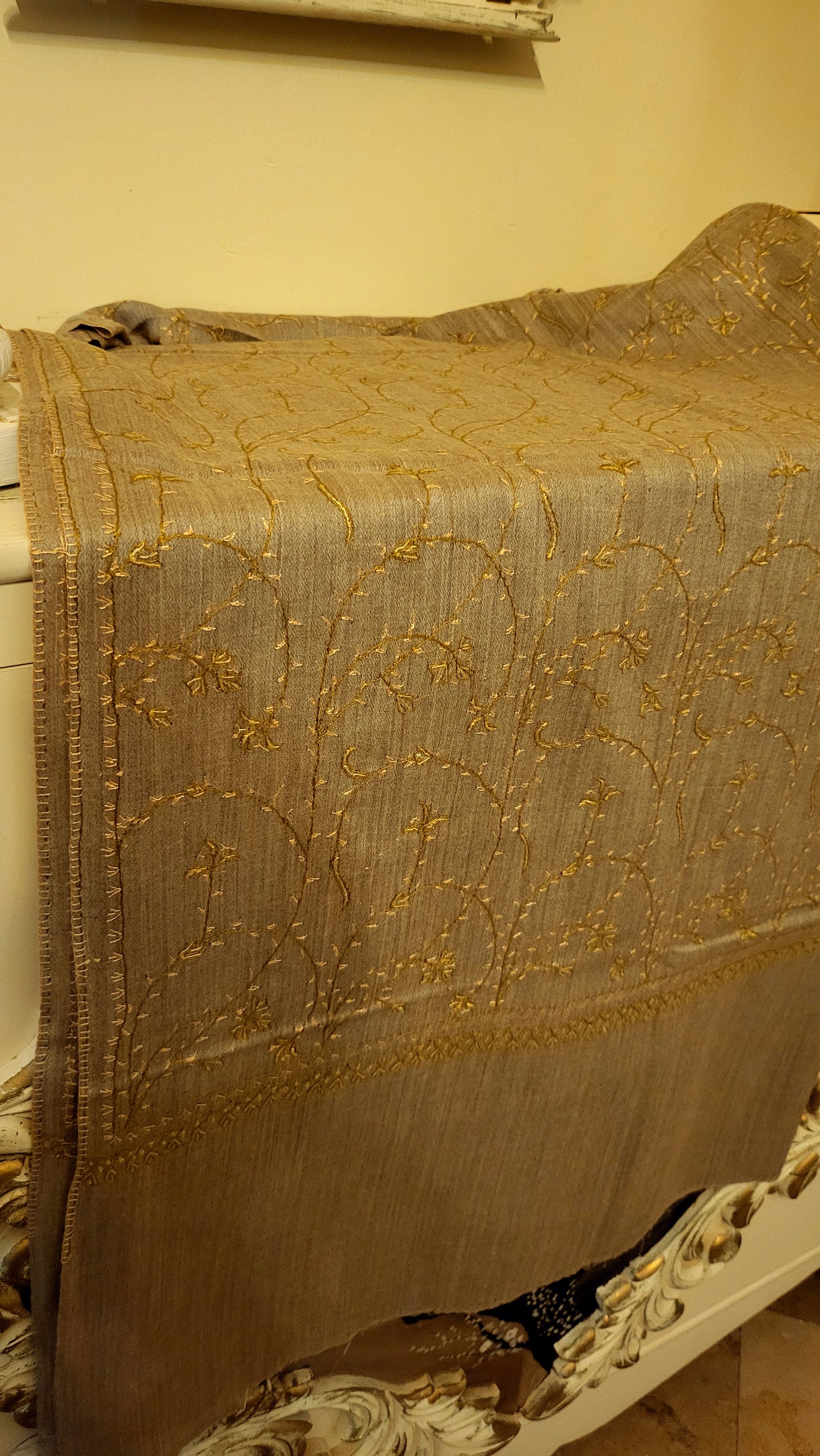 Toosh sui Embroidered : shawl