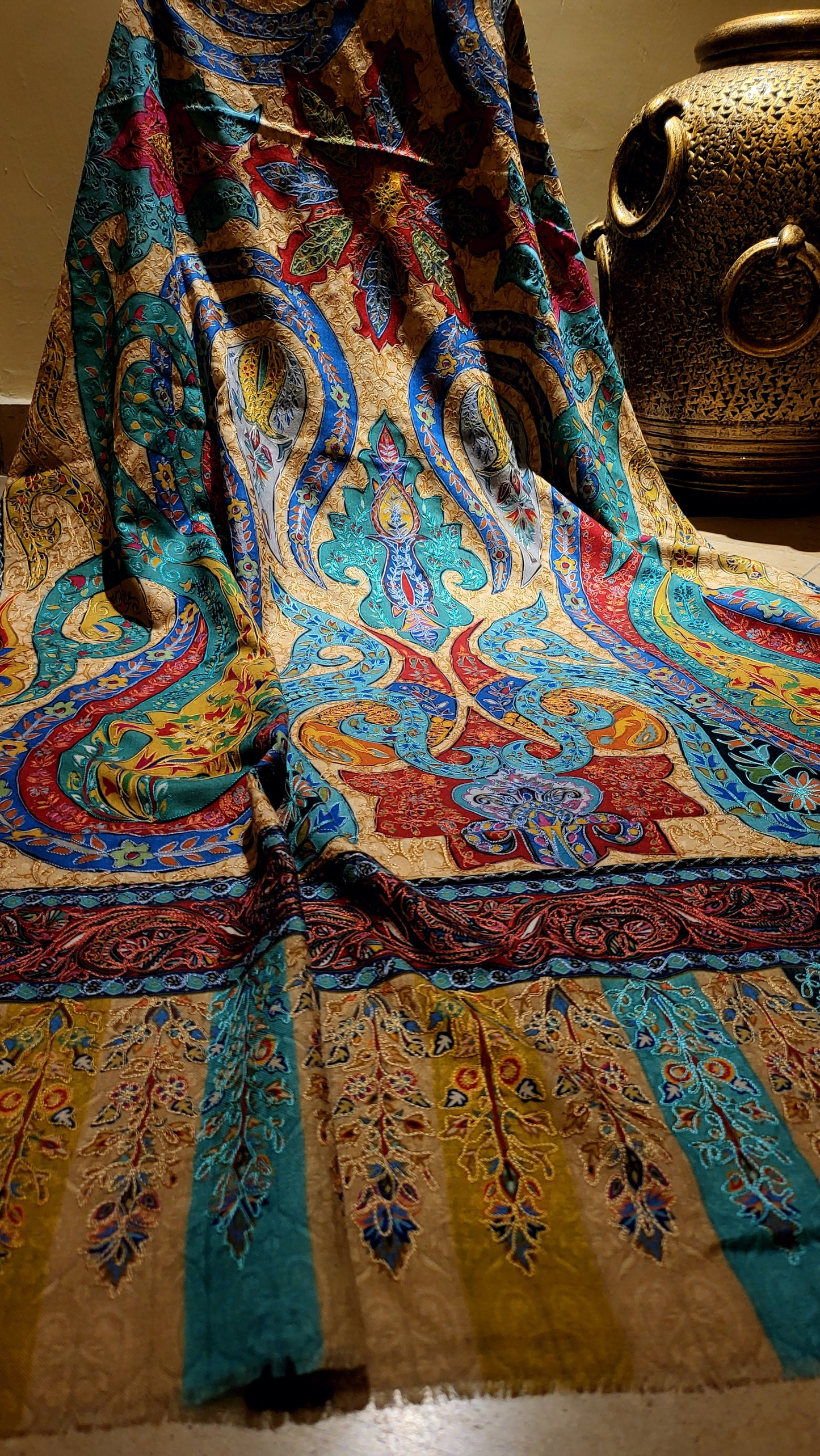 Reelkaar shawl : Embroidered