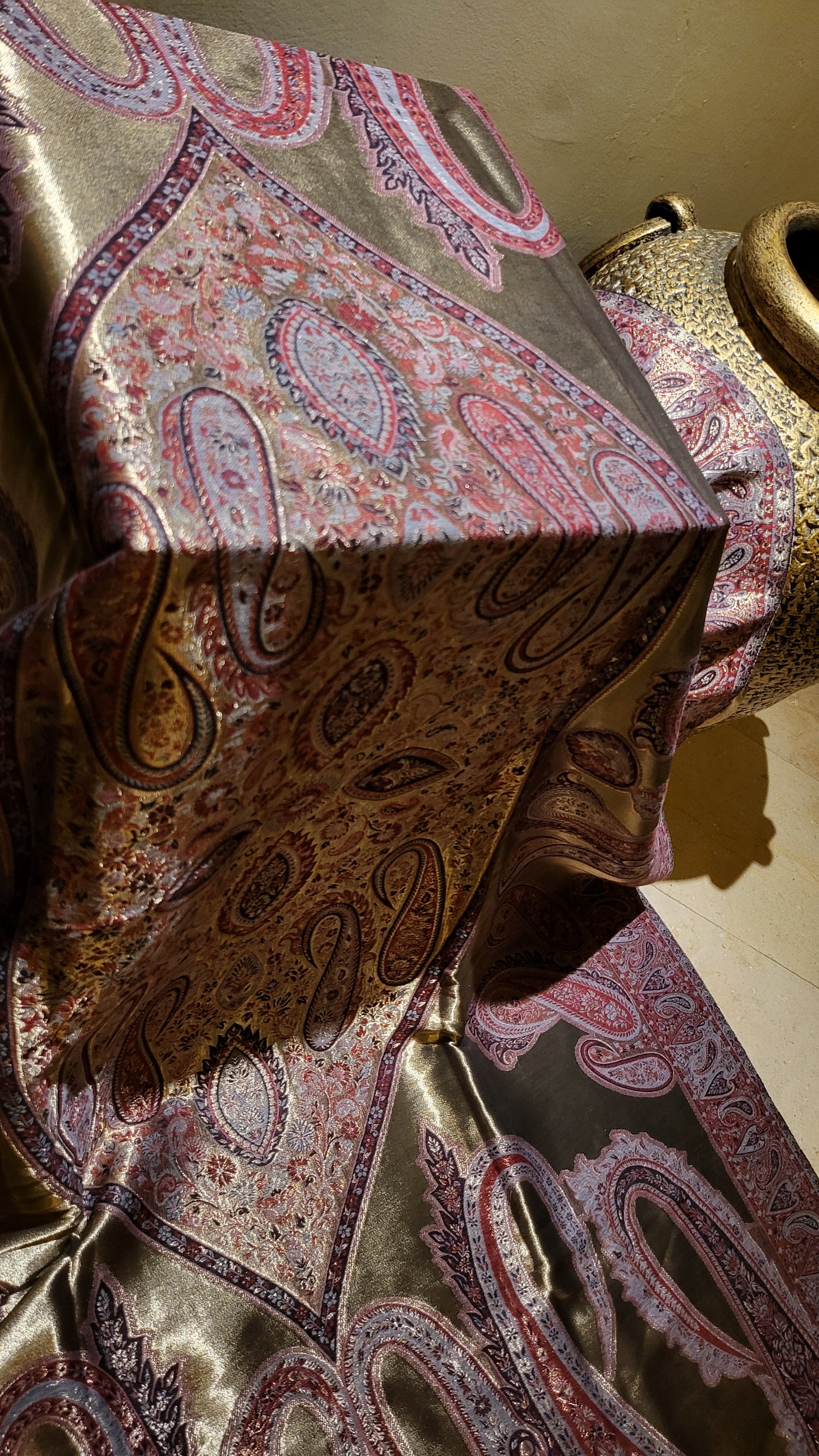Jodha akbar : Reversible kaani shawl