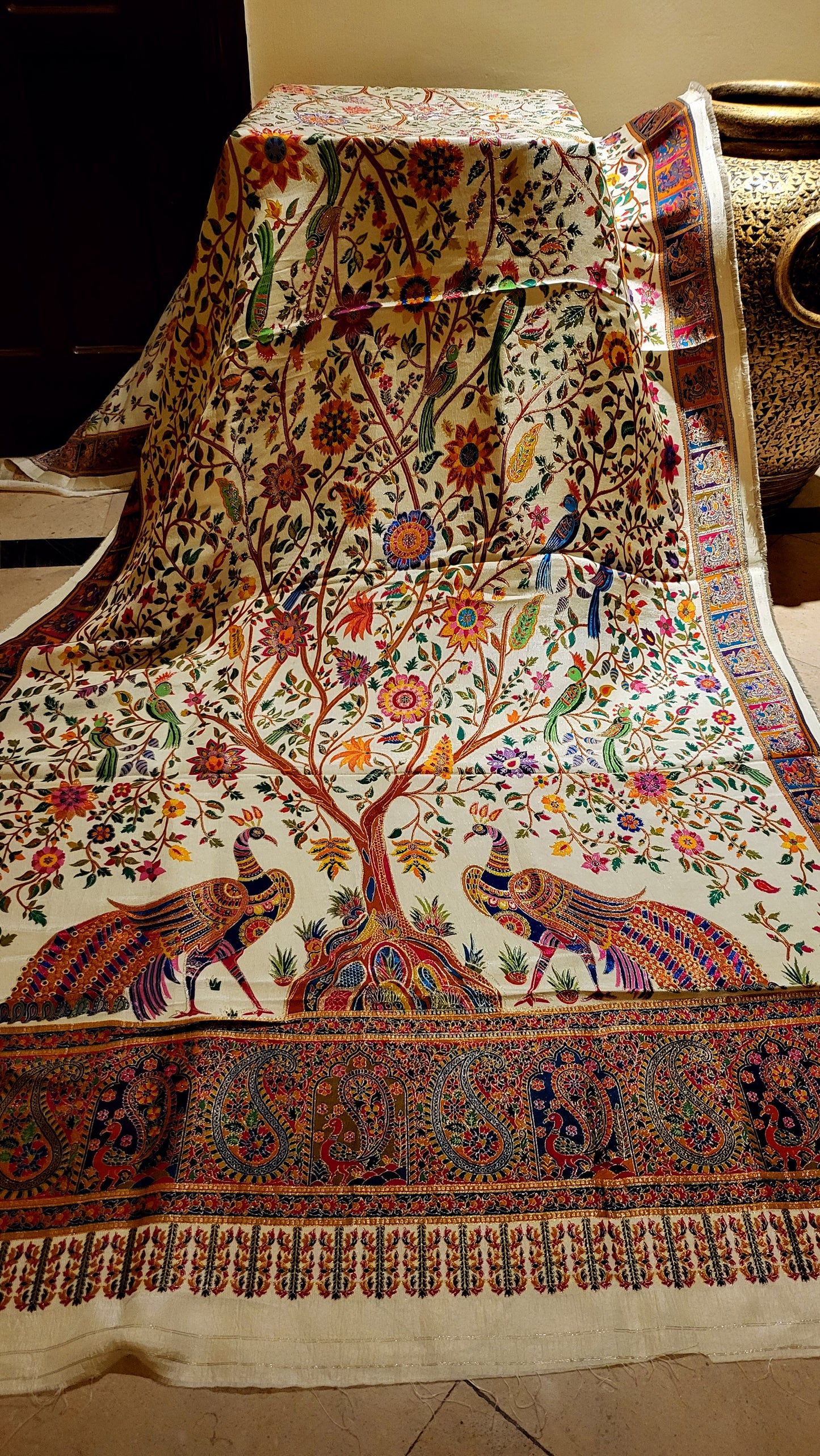 Meena kaari shawl : Reversible silk