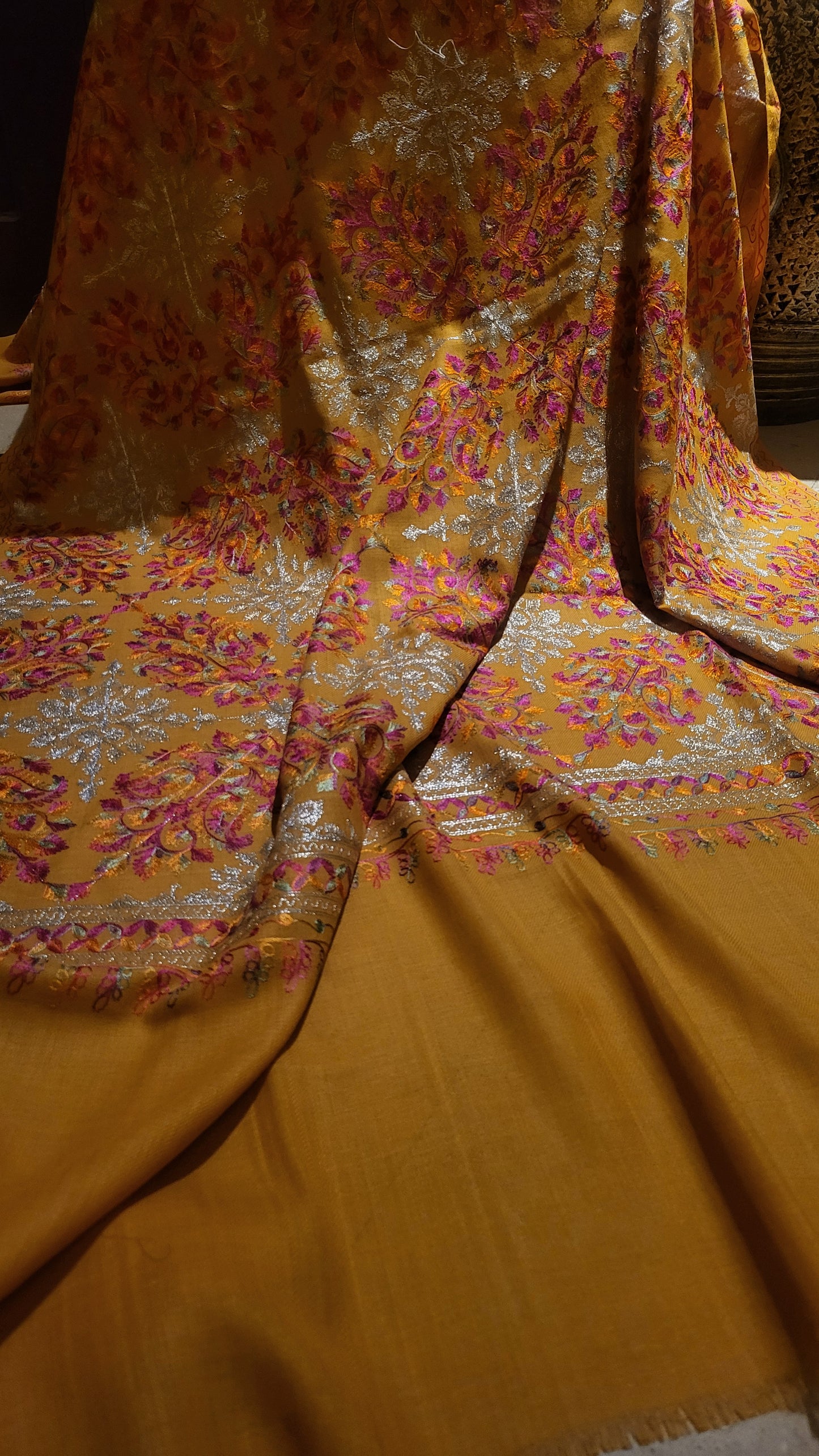 Tilla embroidered : shawl